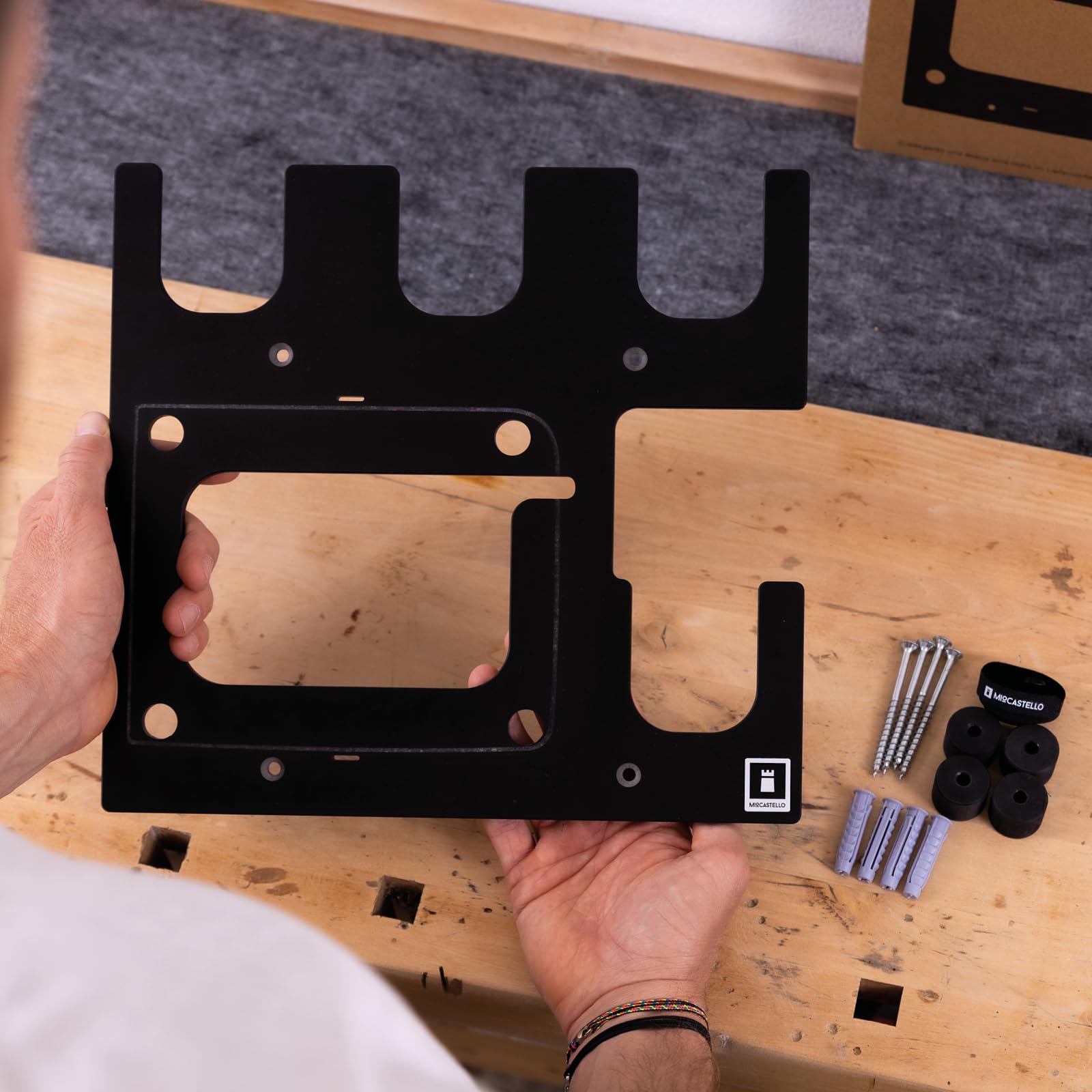 TAKE&GO Wandhalterung für Makita Akkus und Ladegerät – mit cleverer Ladegerät-Befestigung für festen Halt sowie einzigartige Flexibiltät und Mobilität beim Laden (Farbe: Schwarz)