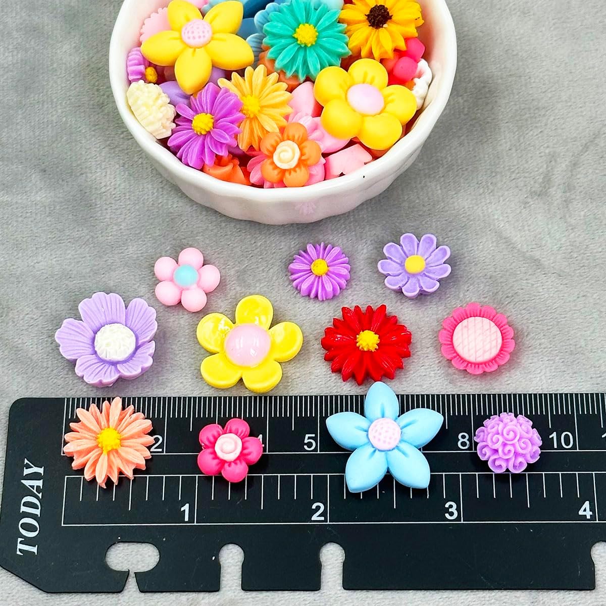 LOPURO Flatback Resin Flower Charms 100PCS Mini Resin Flatback Daisy Flower Beads Charms Cabochons Embellishment for Craft Making Scrapbooking Accessories DIY Hair Clip Decor - Image 5