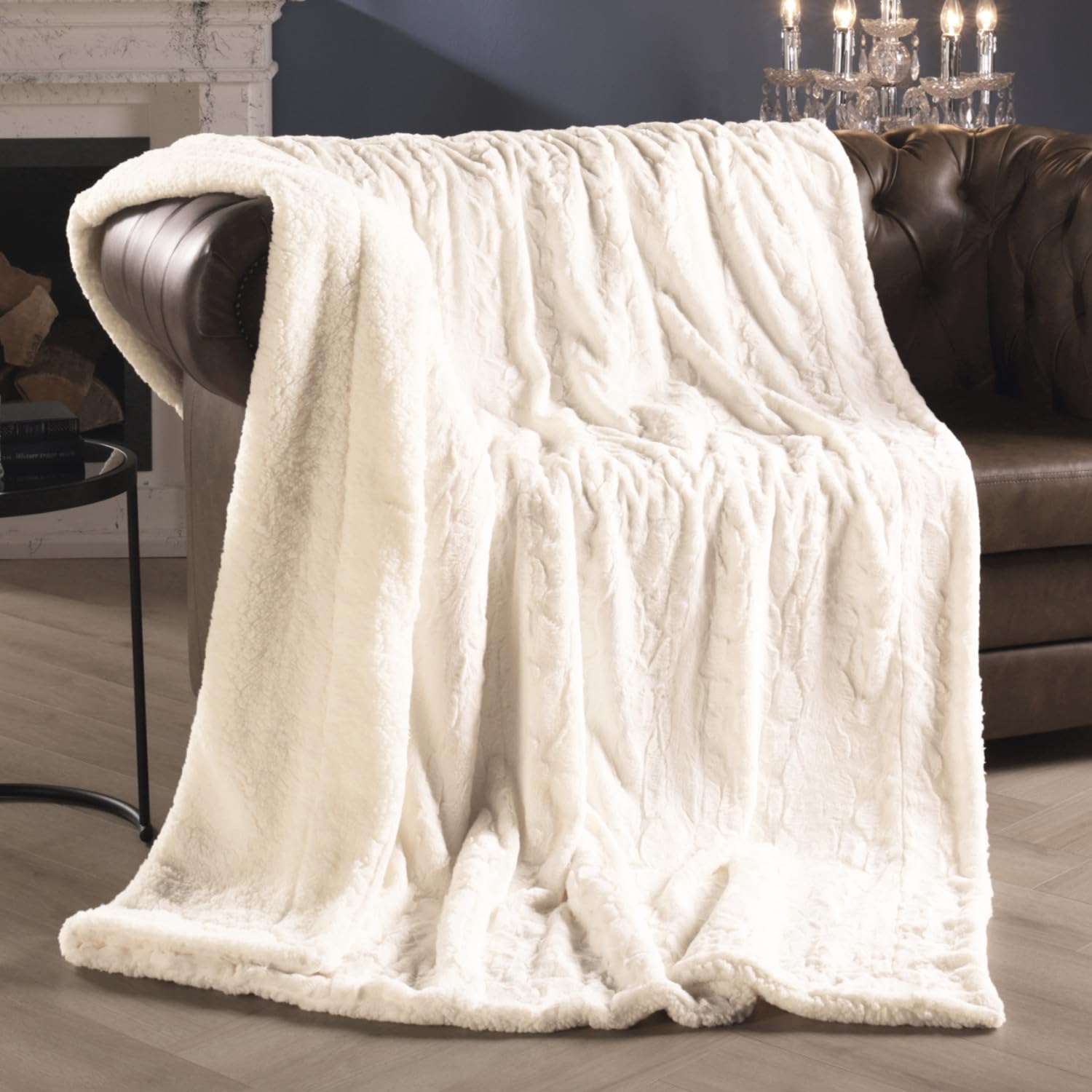 Couverture douillette pour des soirées cocooning plaid aspect peau d'agneau blanc 150 x 200 cm