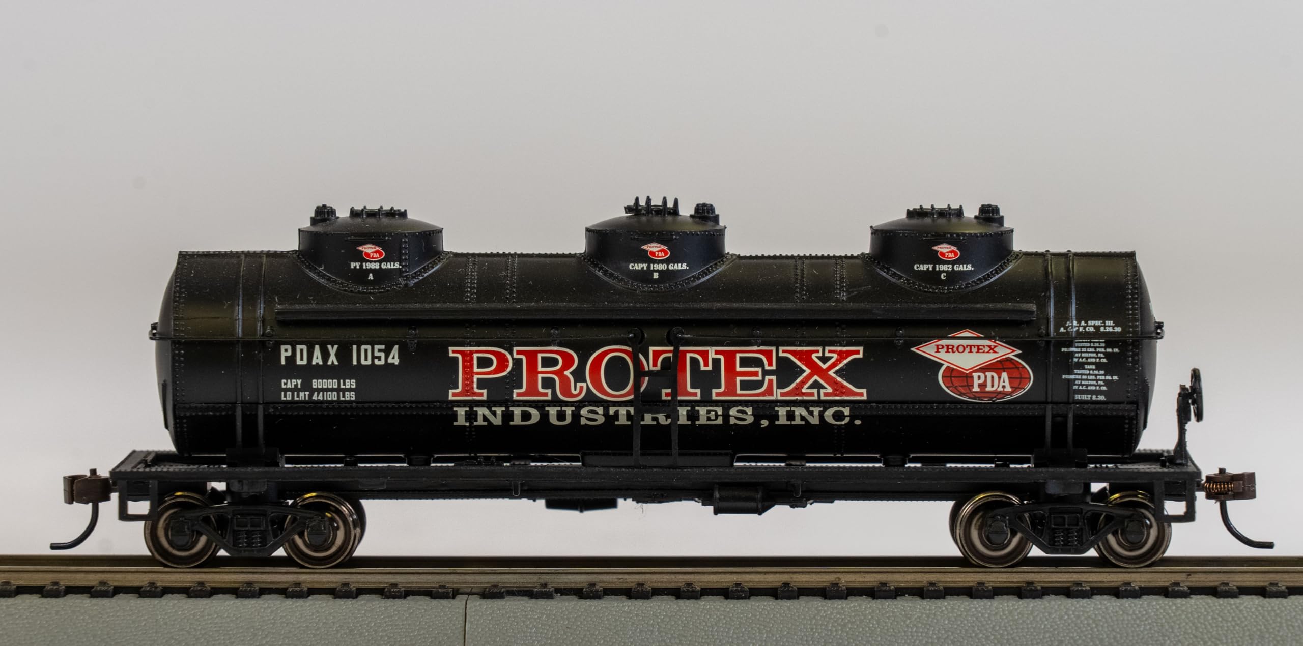 Bachmann Trains 40' Three Dome Tank Car - PROTEX INDUSTRIES - HO Scale, Prototypical Black