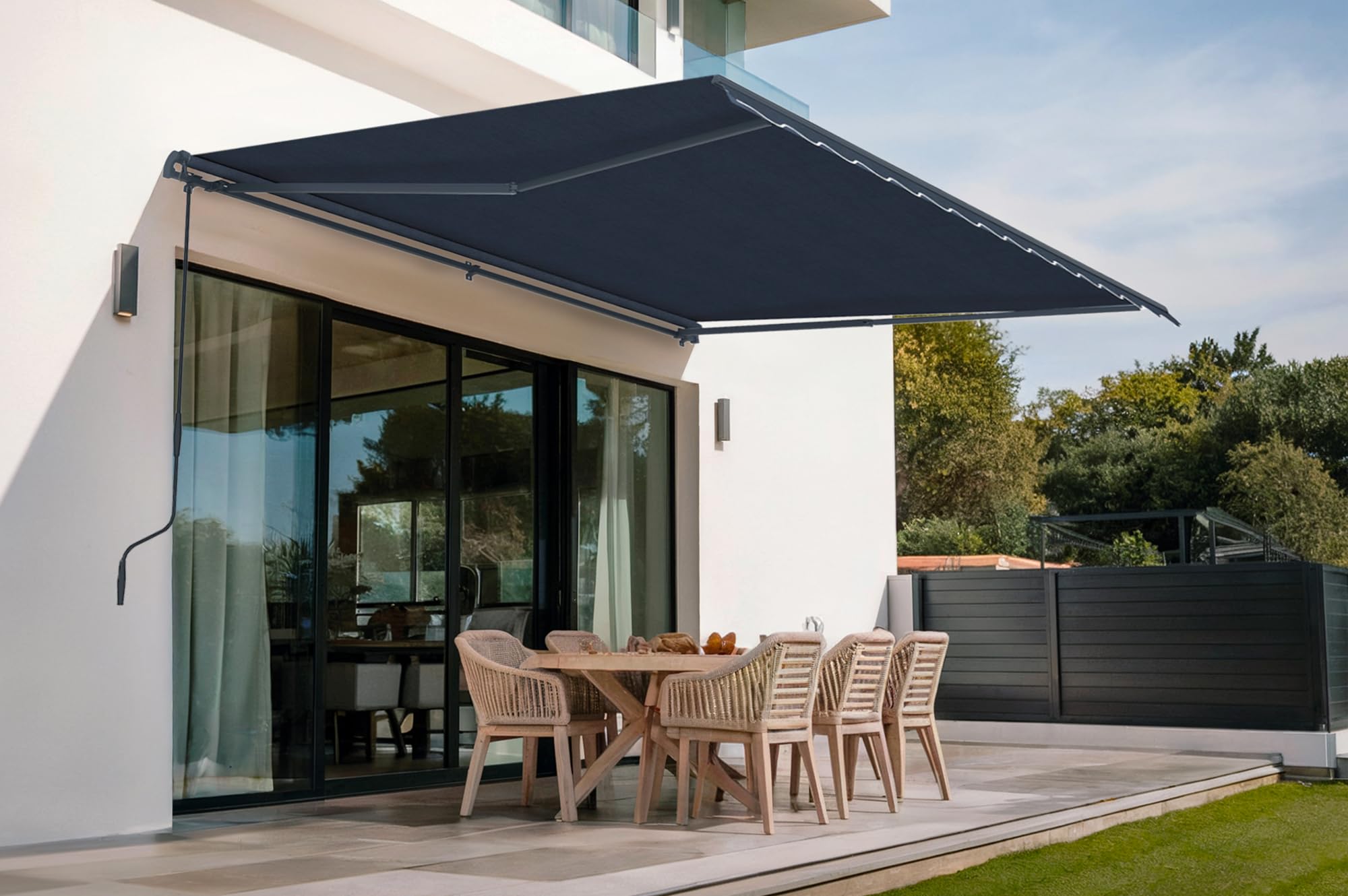 Store banne Monobloc Manuel 395x300 cm Gris Anthracite - Cazeboo Vecchio Toile 320g/​m² UV50+ - Structure Aluminium thermolaqué RAL 7016 - Inclinaison réglable 30 à 100° - Protection terrasse 12 m²