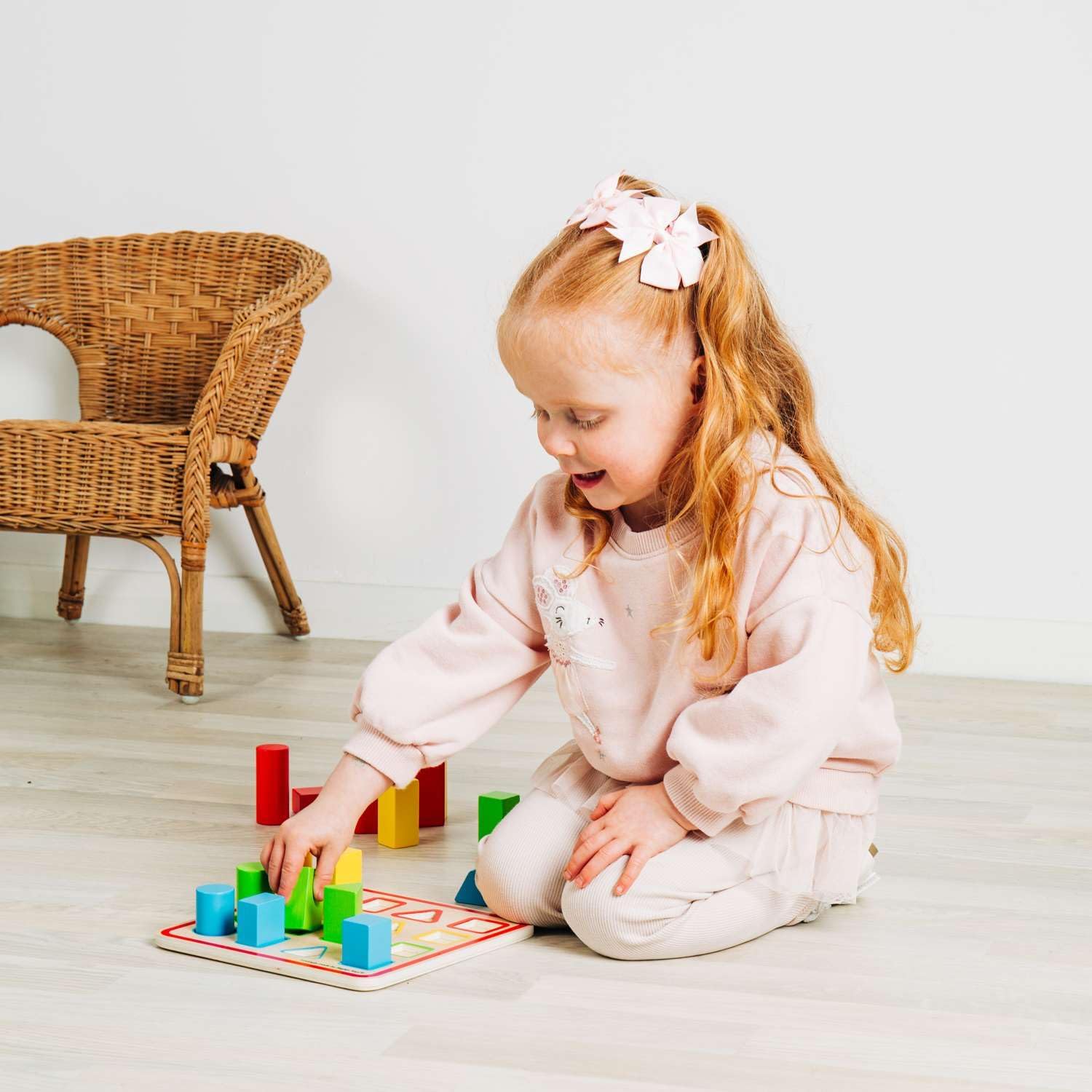 Bigjigs Toys Shape Puzzle - 17 Piece Wooden Shapes Sorter Set, Montessori Learn & Play Sets, Made from Eco Friendly Wood, Sustainable Toddler Gifts, Age 12 Months +