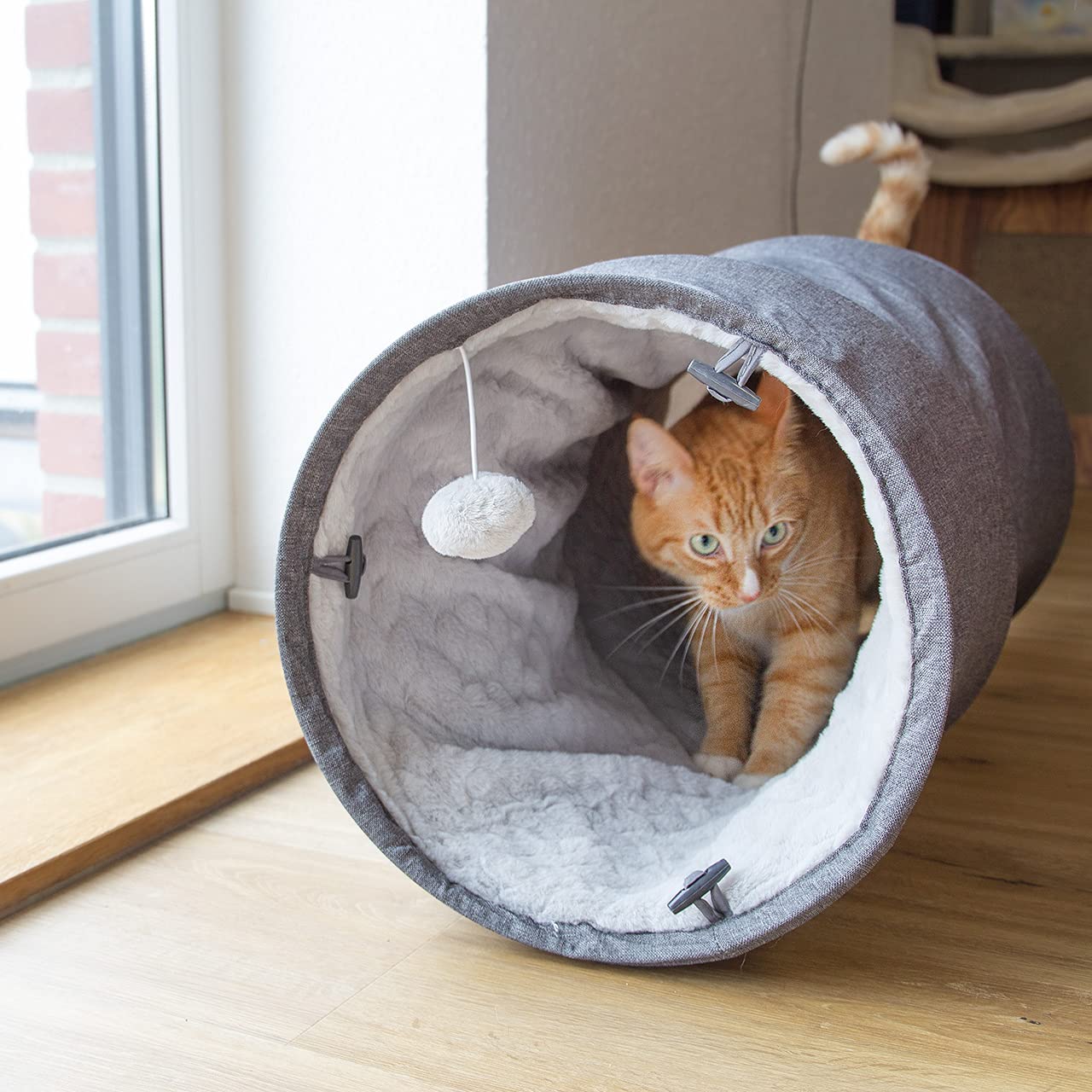 CanadianCat Company | Spieltunnel für Katzen mit Kuschelfell | grau | ca. 35 x 70 cm - Variable Form, integriertes Katzenspielzeug