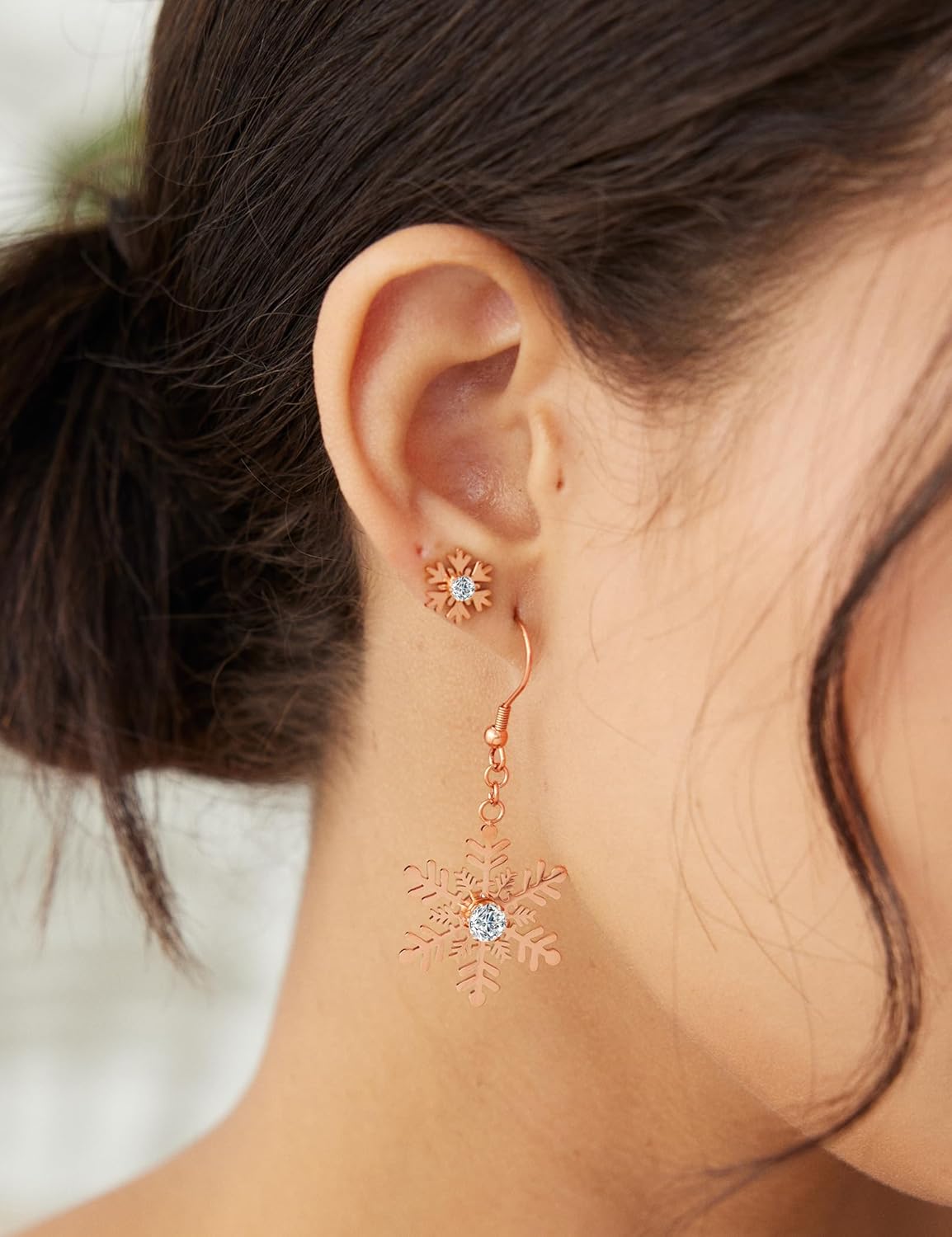 2 Pairs Cubic Zirconia Snowflake Stud Earrings, Fashionable Snowflake Earrings Dangle, Made with 316L Hypoallergenic Surgical Steel, Perfect Christmas Jewelry Gift for Women, Sexy and Elegant