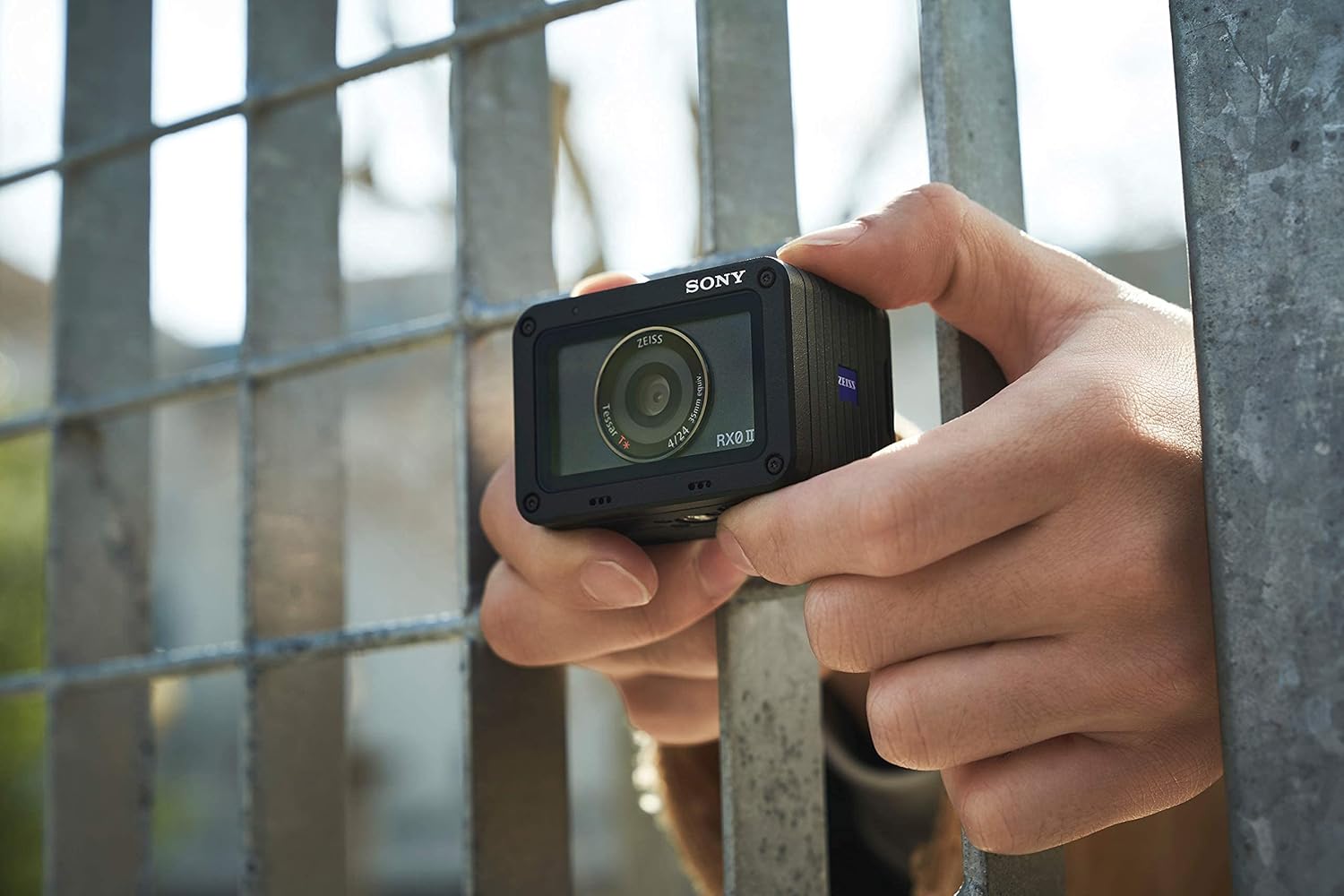 Sony RX0 II Creator Kit Fotocamera Digitale Compatta con Grip VCT-SGR1, Sensore da 1.0, Ottica 24mm F4.0 Zeiss, Waterproof, Video 4K, Schermo LCD Regolabile : Amazon.it: Elettronica Sony RX0 II Creator Kit Fotocamera Digitale Compatta con Grip VCT-SGR1, Sensore da 1.0, Ottica 24mm F4.0 Zeiss, Waterproof, Video 4K, Schermo LCD Regolabile : Amazon.it: Elettronica