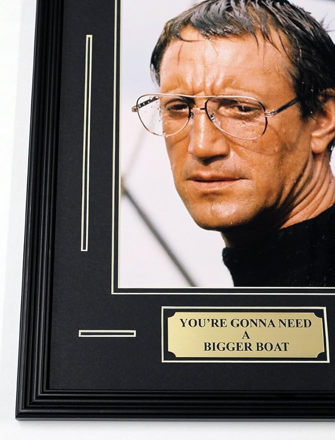 Amazon Co Jp Jaws Roy Scheider 警察チーフ マーティン ブロディの額入り映画写真 黒 モダン 本物の木製フレーム 12 X 15 ホーム キッチン