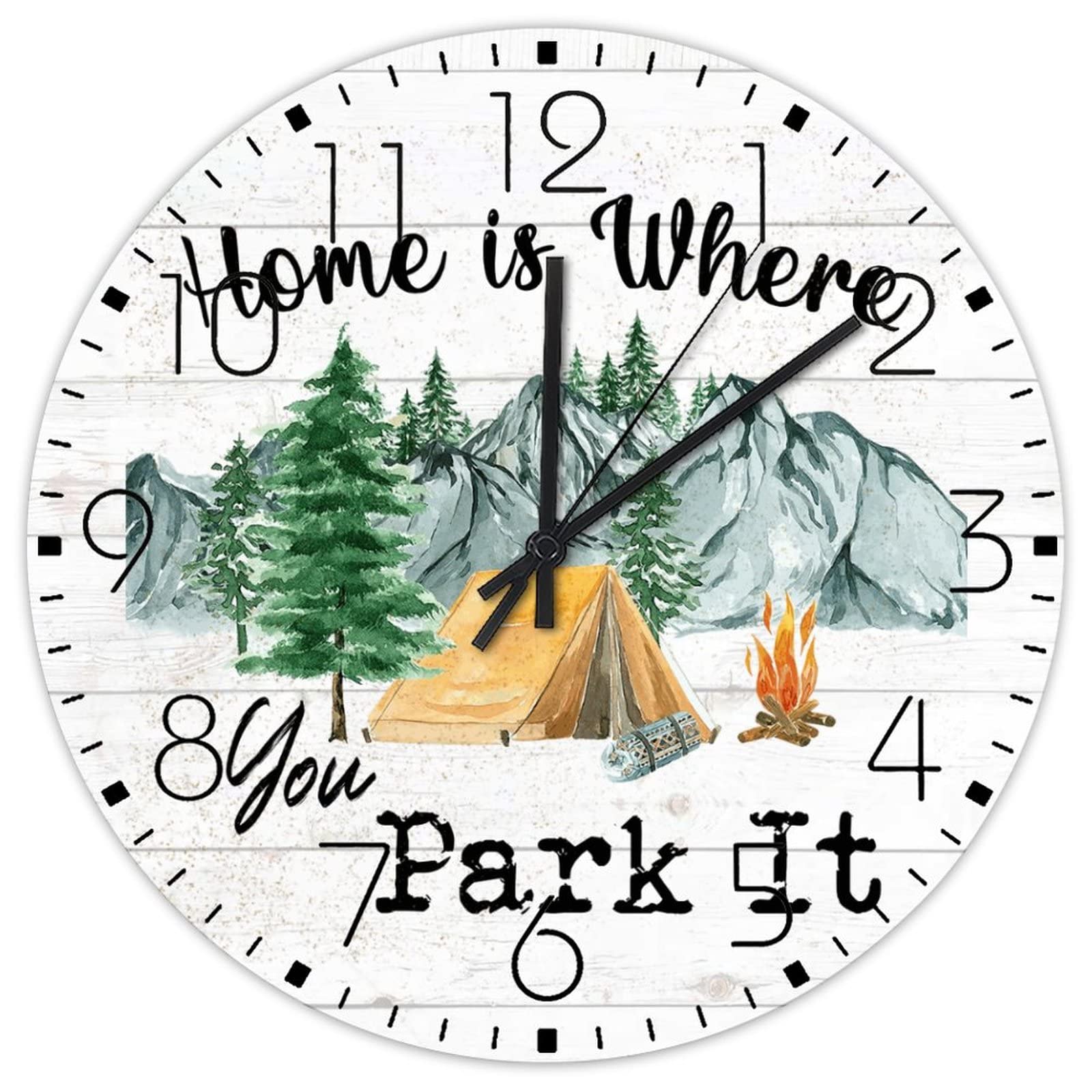 Horloge murale en bois ronde contre les murs vides décor forêt nature