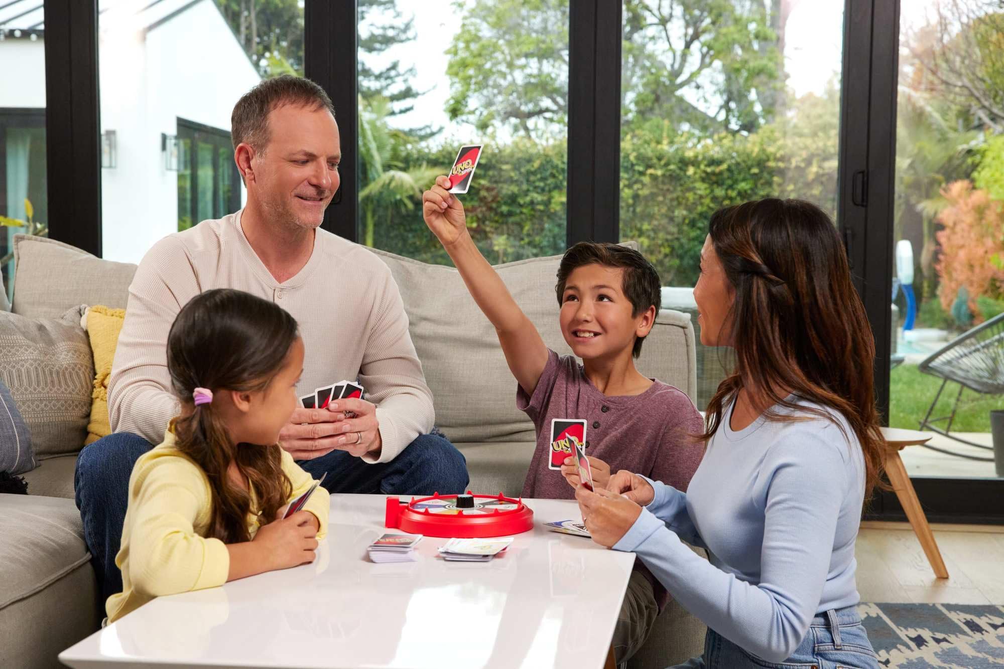 Mattel Karty UNO Spin Towarzyska, imprezowa i rodzinna gra karciana, klasyczna rozgrywka + koło UNO Spin™, nowe wyzwania i reguły, gra dla dzieci 7+ i dorosłych, JGR00 | Klasyczna zabawa z losowym spinnerem, wyzwania i specjalne zasady dla dzieci, nastola