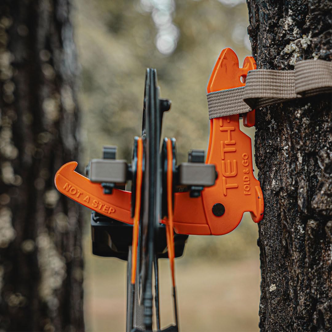 Tethrd Fold N Go - Gancho de accesorios para equipo de caza para sillín, súper fuerte y ligero, ideal para colgar un arco, rifle, mochila o usar como soporte para rifles