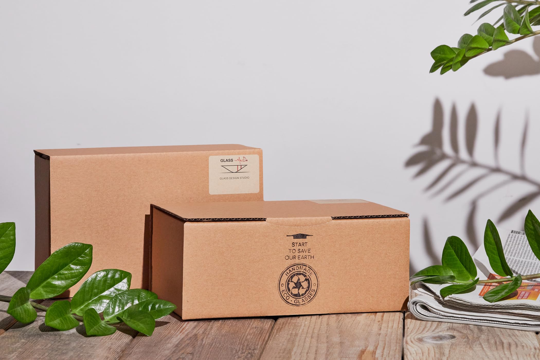 Aperol Spritz Set aus recycelten Flaschen: zwei Glaser mit kunstvoll geformten Randern und zwei Glasstronhhalme