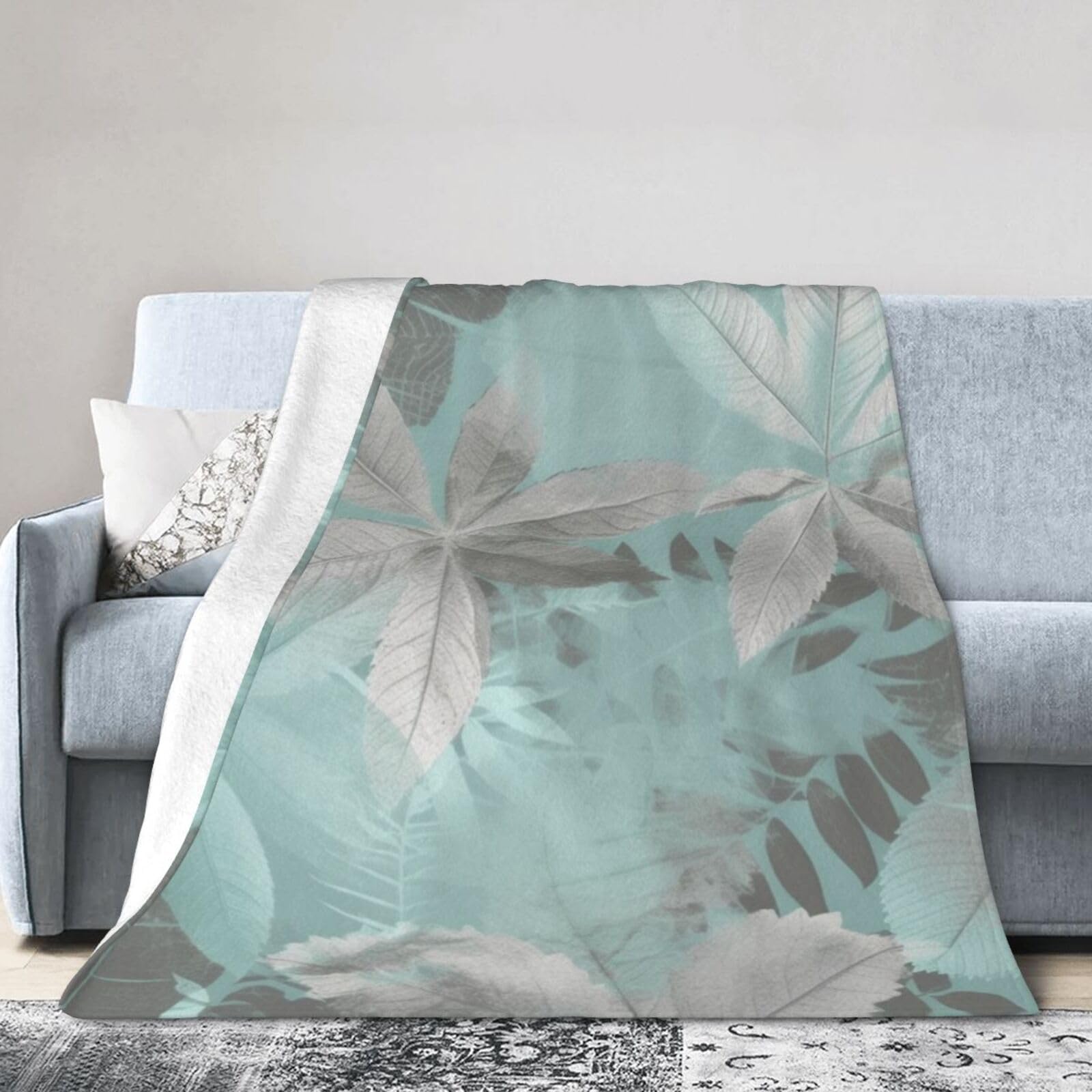 Couverture micro-polaire anti-boulochage feuilles gris menthe contre le froid du lit