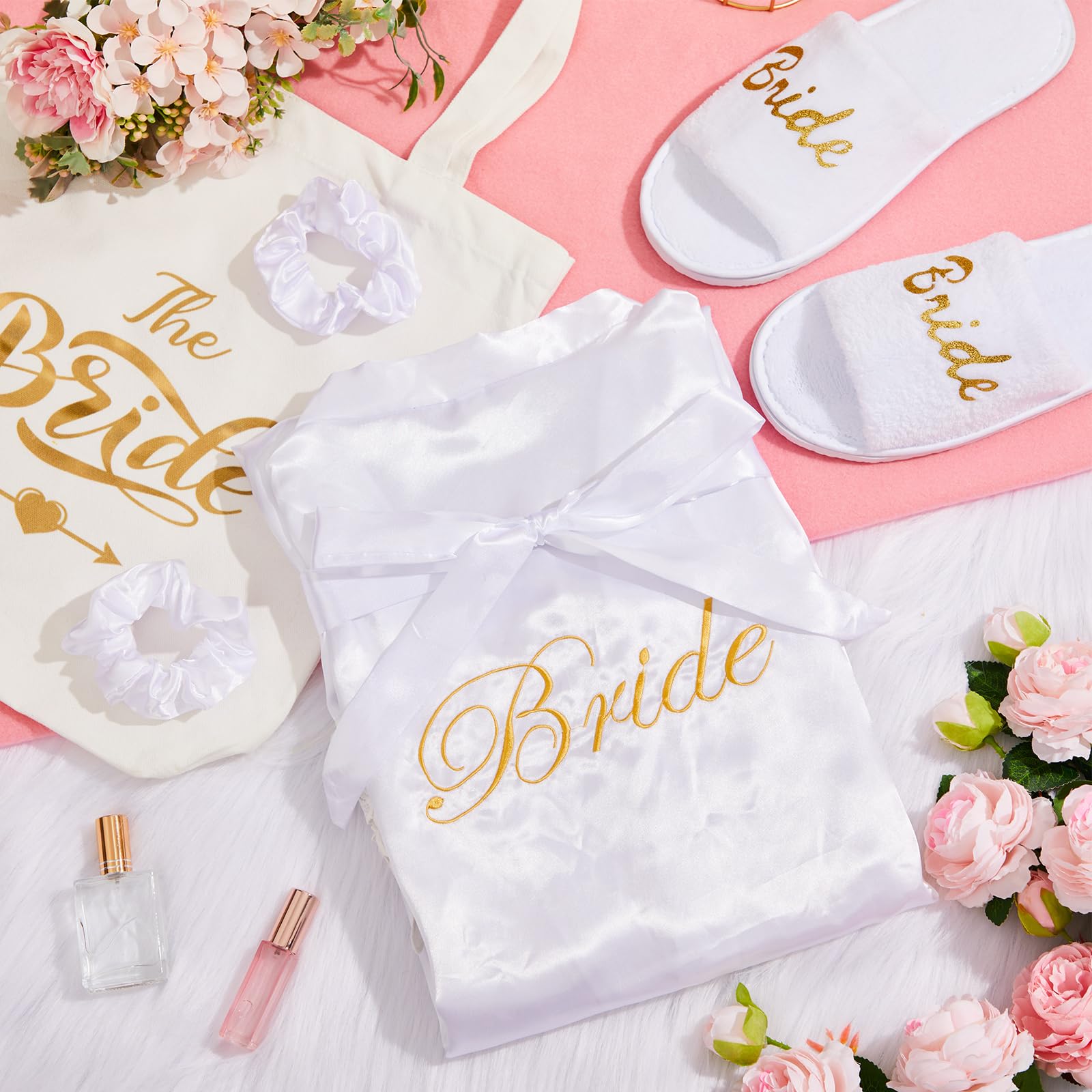 BBTO Juego de 4 Regalos de Novia Regalos de Despedidas de Soltera Bata de Novia de Satén Blanco con Encaje Dorado Bolsa Zapatillas Lazo de Pelo Blanco para Boda Compromiso Spa