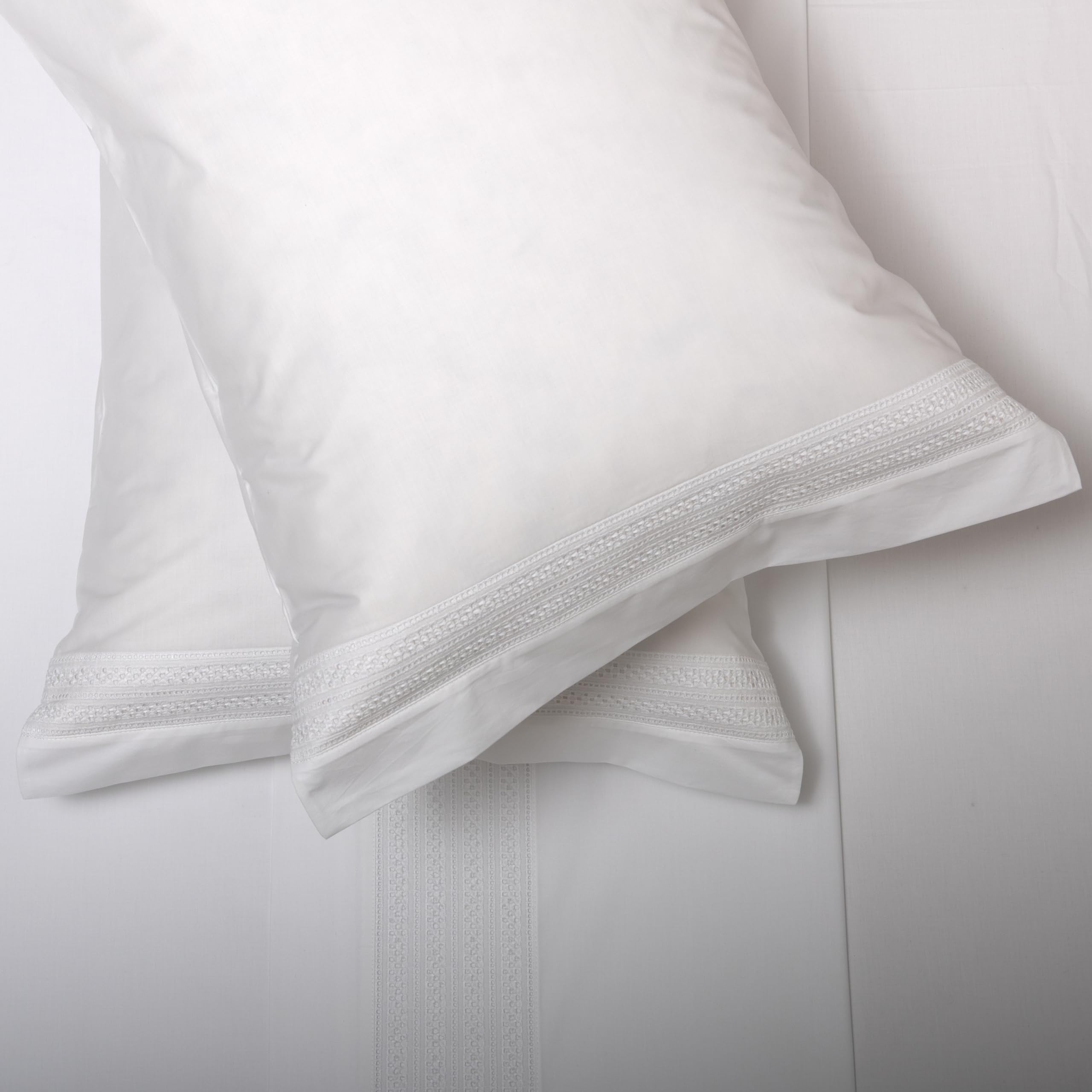 Juego de Sábanas Blancas con Bordado Inglés para Cama de 150 - Sábanas 100% Algodón de 200 Hilos Cole - Sábana Encimera, Sábana Bajera Ajustable y Funda de Almohada