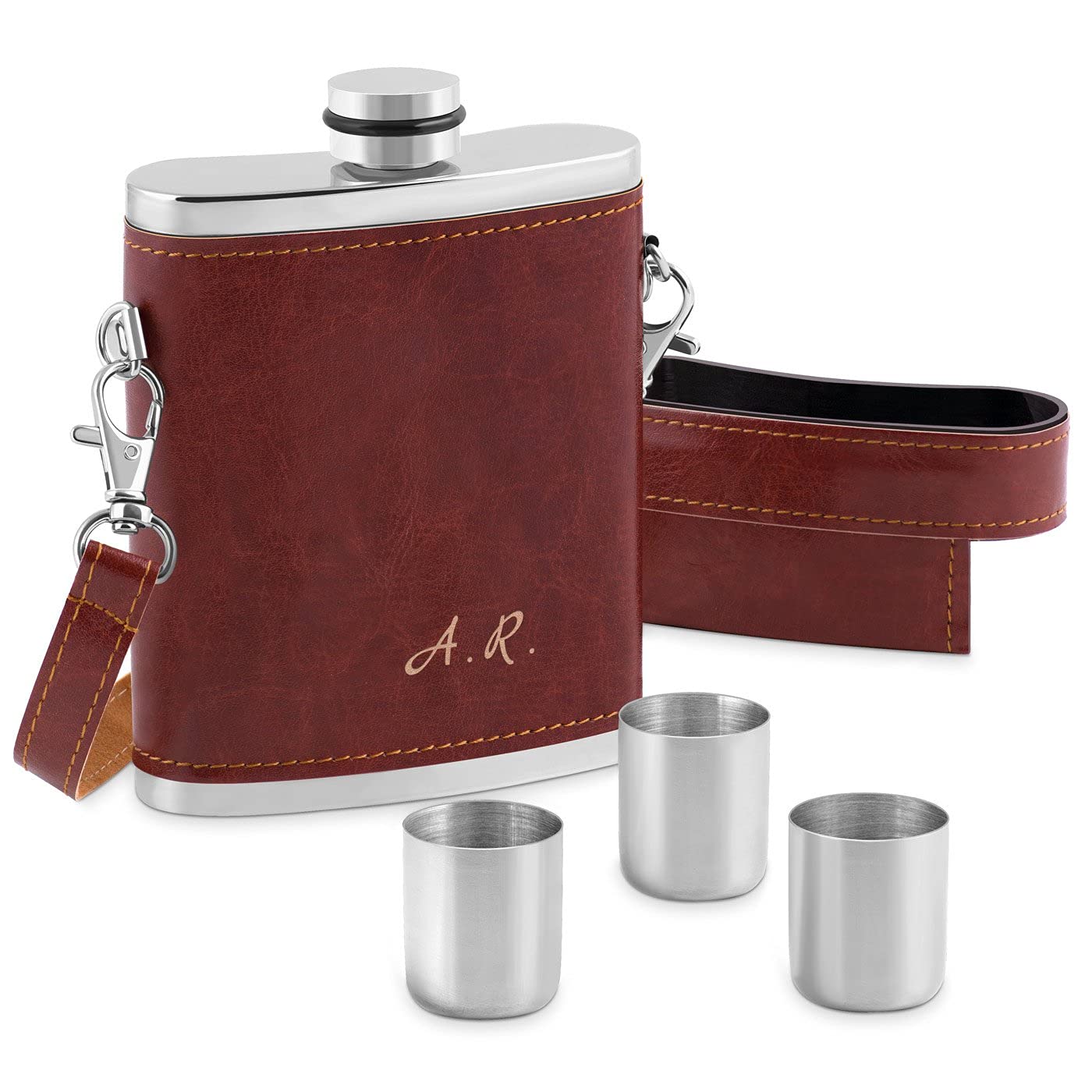 Maverton Flachmann mit Gravur - personalisiert - 250 ml - aus Edelstahl - 3x10 ml Pinnchen - Weihnachtsgeschenke - Lederetui mit Riemen - Geburtstagsgeschenk und mehr - Farbe: Silber/Braun - Initialen