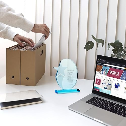 Miniatura 7 de Trofeo grabado - Acrílico azul cielo - Premio para empleados - Grabado personalizado de hasta tres líneas y selección de versos preescritos