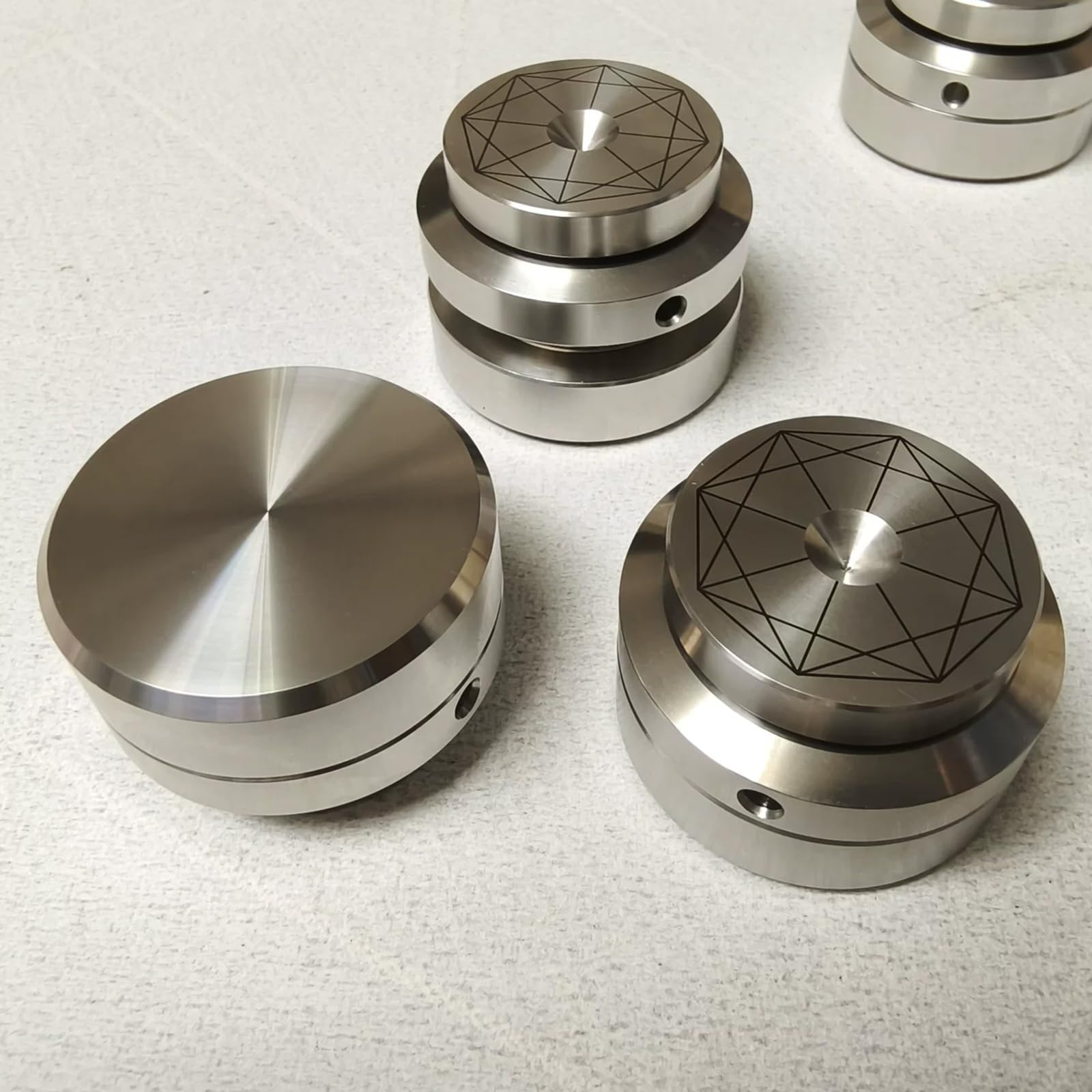 Base isolante per altoparlanti, piedini ammortizzatori, protezione per pavimento, antivibrazione, antiscivolo, per amplificatori HiFi, registratore DAC, 4 pezzi (argento)