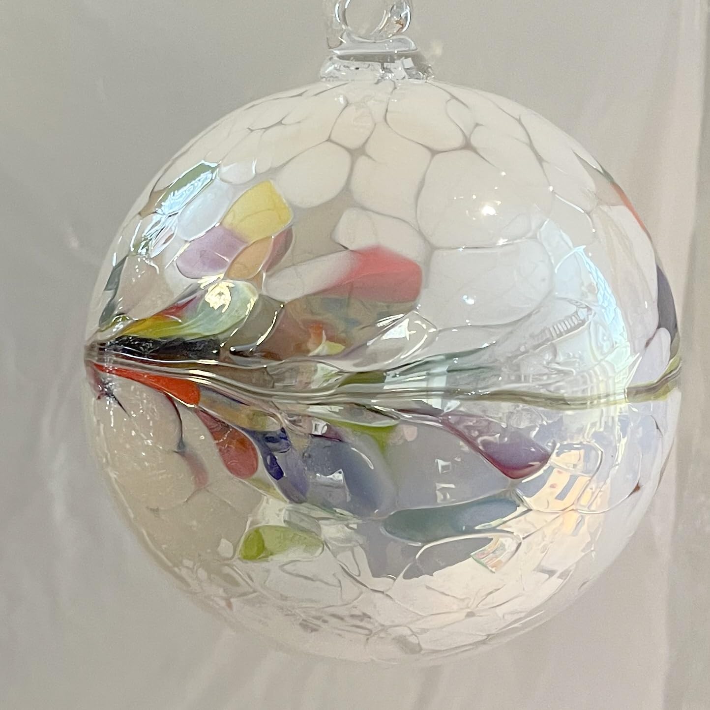 Kugel zum hängen Glaskugel Ornament weiß bunt Fensterdekoration mundgeblasenes Kristallglas Durchmesser ca. 10 cm Küche, Haushalt & Wohnen