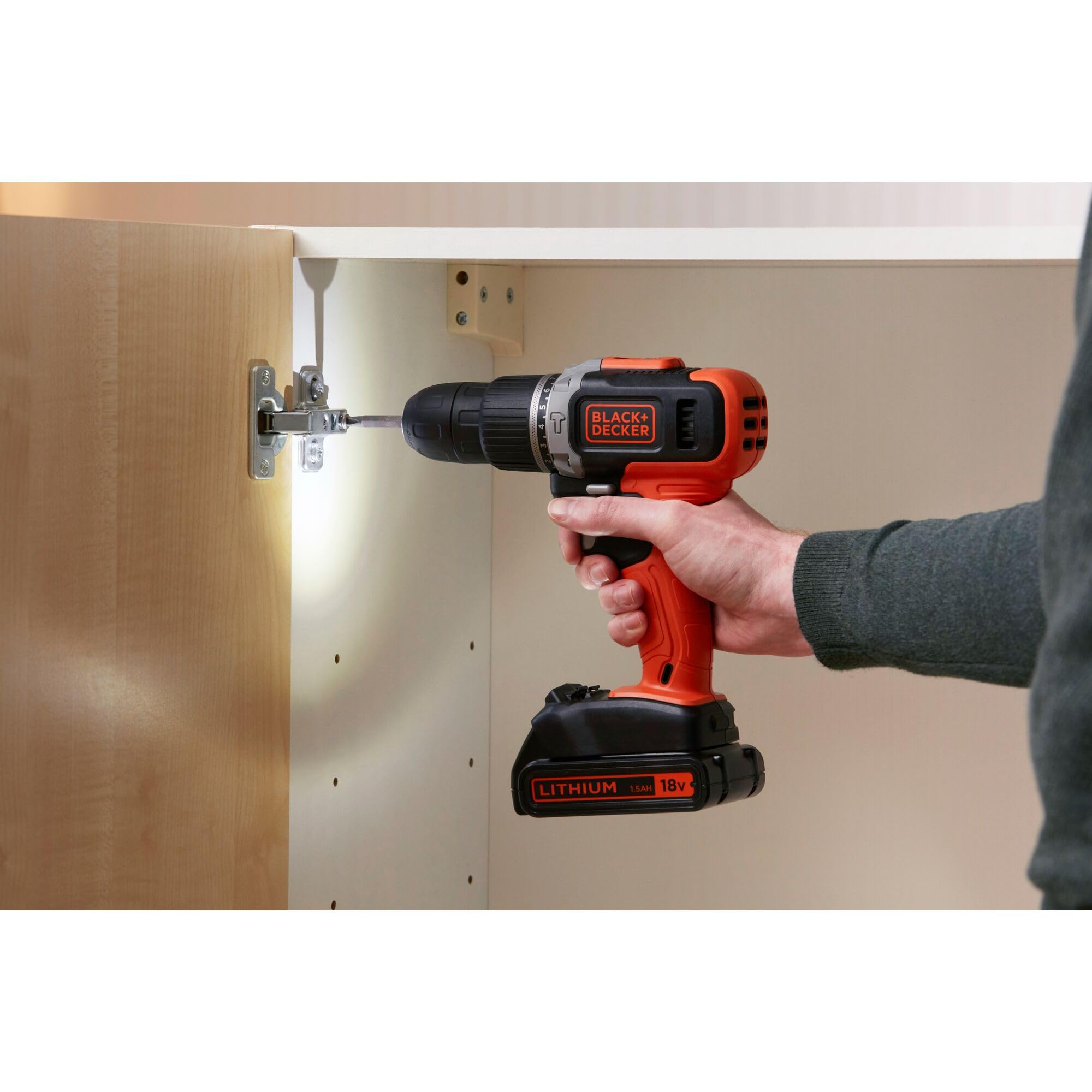 BLACK+DECKER Marteau perforateur sans fil 18V à 2 vitesses avec 2 batteries 1.5Ah et chargeur 400mA, couple 45Nm, lampe de travail LED, BCD003C2K-QW