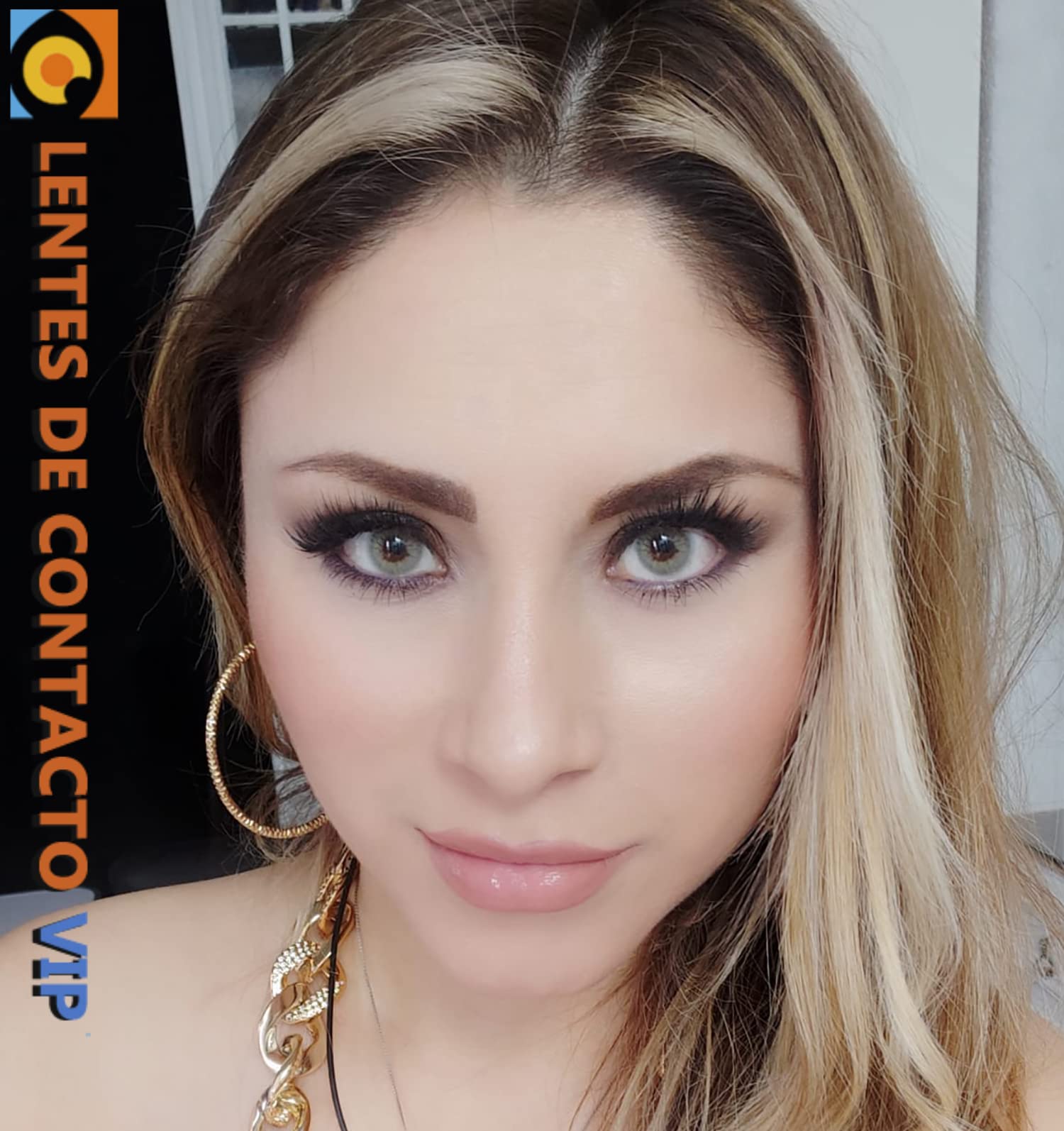 Lentillas de Contacto Color Verde con Gris Duración 1 Año + Kit de Accesorios Color Zircon VIP (2 Piezas) Sin Aro de Definición