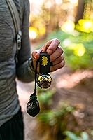 Vista 9 de Coghlan's - Campana magnética para osos con silenciador - Equipo de seguridad para senderismo para alerta de vida silvestre - Azul