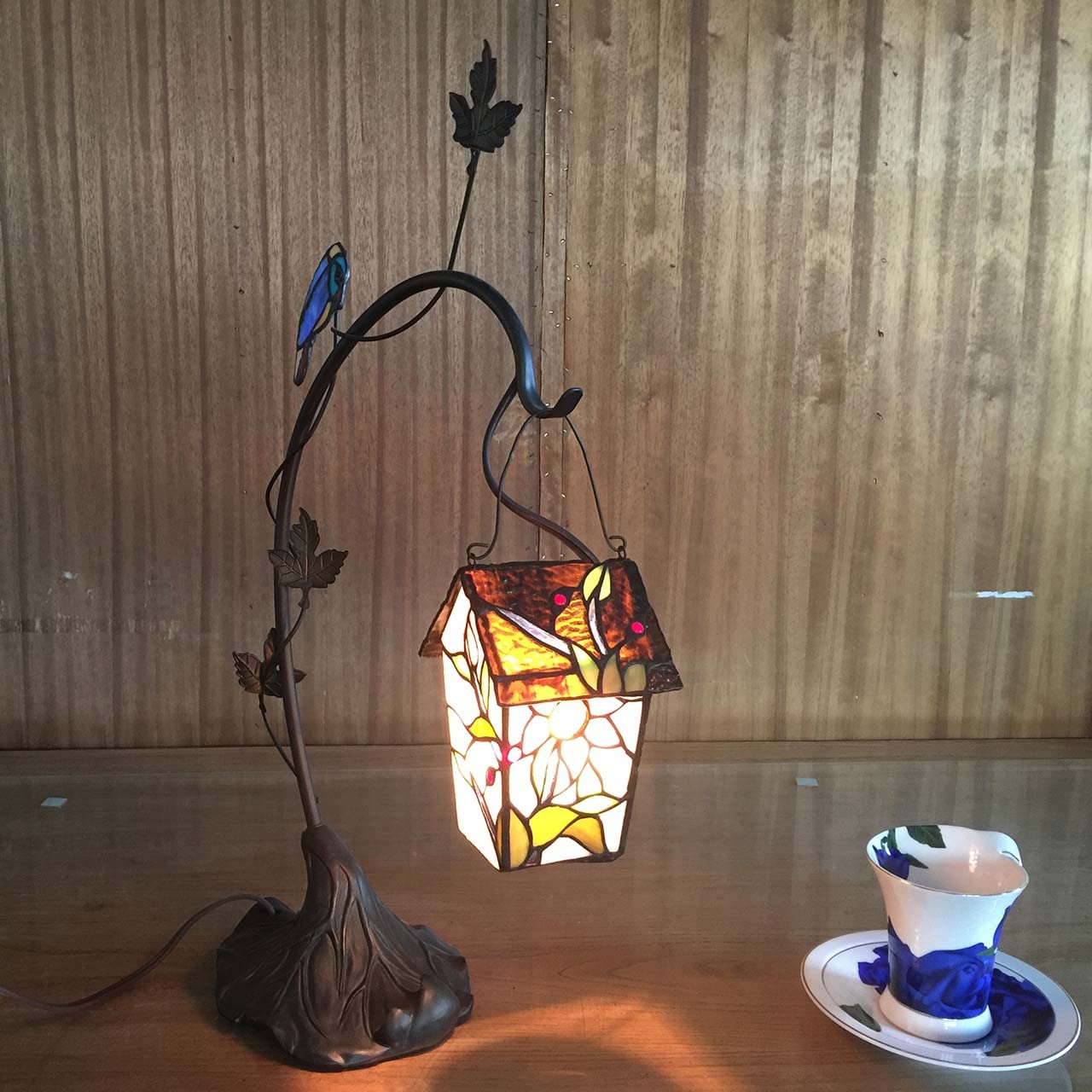 Lampa stołowa Tiffany Bieye L30617 Domek dla ptaków | Witrażowa lampka nocna, różowe kwiaty, dekoracja wnętrz, wysokość 53 cm (21 cali)