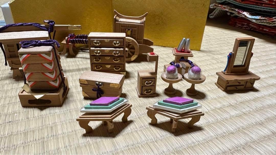 珍しい洋風の薬玉 巻きバラのつまみ細工 白木の台 雛道具 白木の