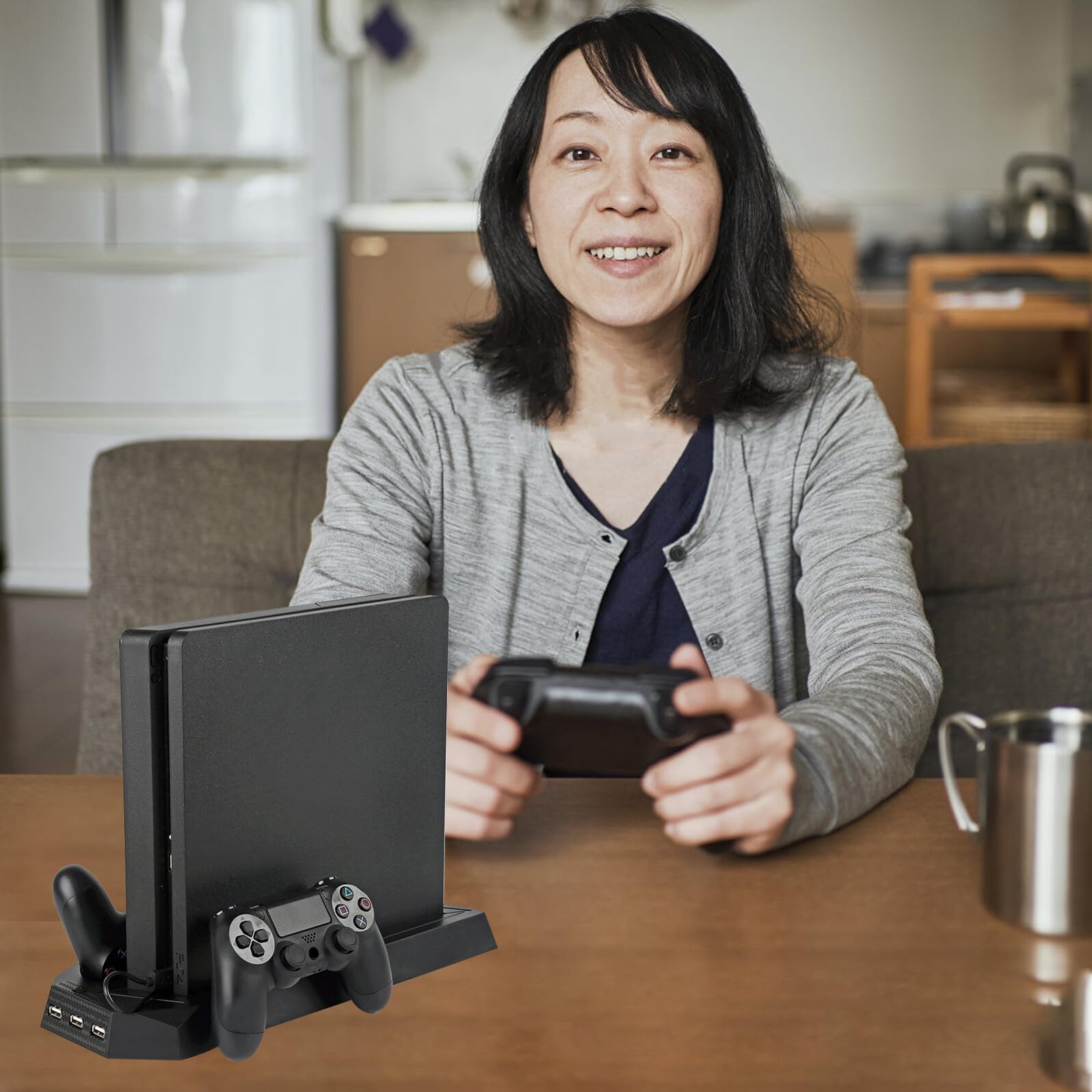 Supporto Verticale con Ventola Raffreddante per Console Pro Stazione di Ricarica Doppia per Controller e USB Hub Multifunzionale Base Salvaspazio Nera