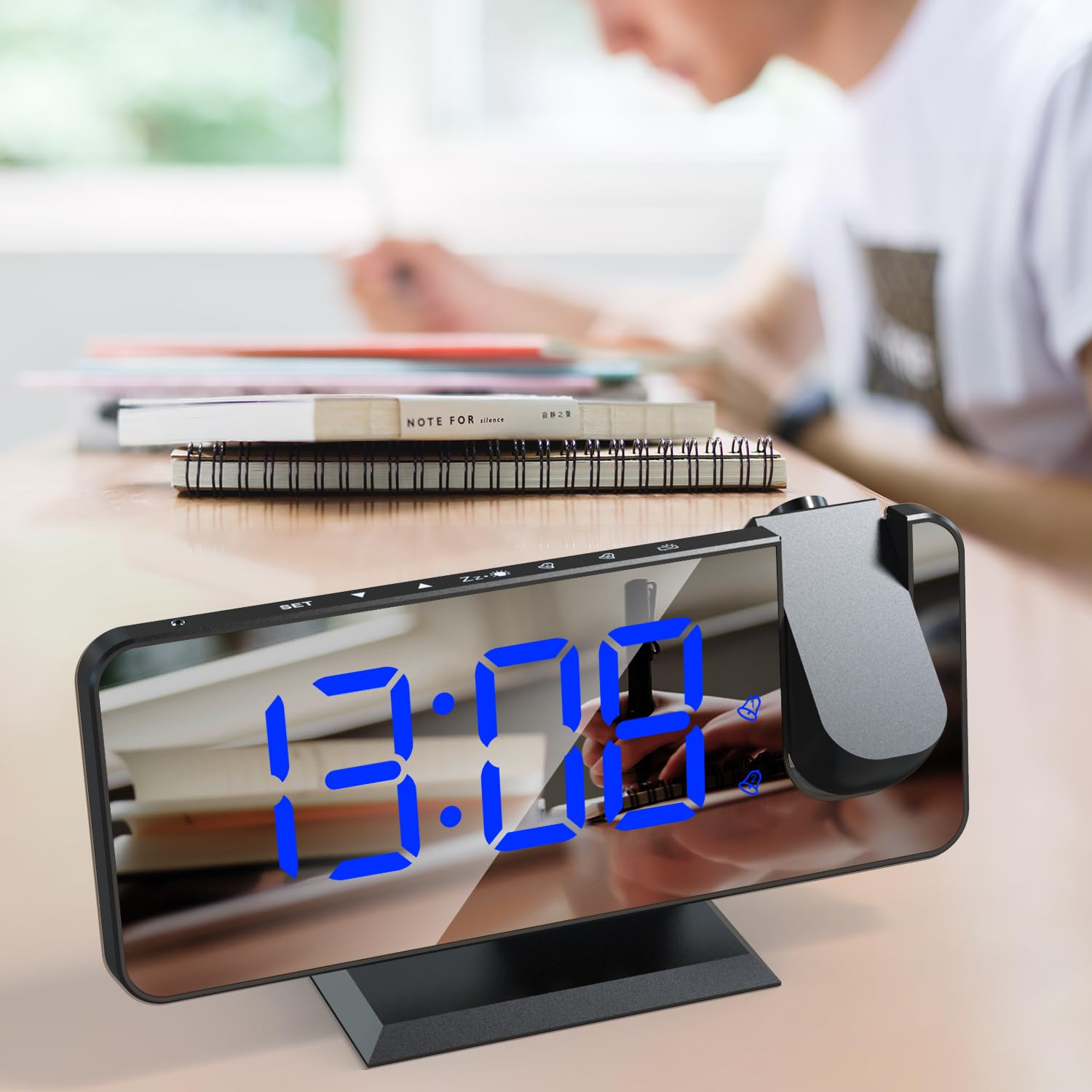 Sveglia con proiezione Orologio digitale da comodino con proiettore a 180° 7,4 '' Ampio schermo a specchio Display Porta di ricarica USB 4 livelli Luminosità Dimmer Snooze Dual Alarm Setting