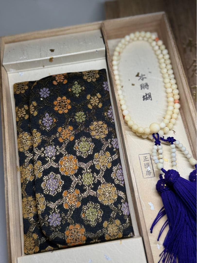Amazon.co.jp: 本珊瑚念珠 数珠袋付 桐箱入 仏教具 冠婚葬祭 宗教用品