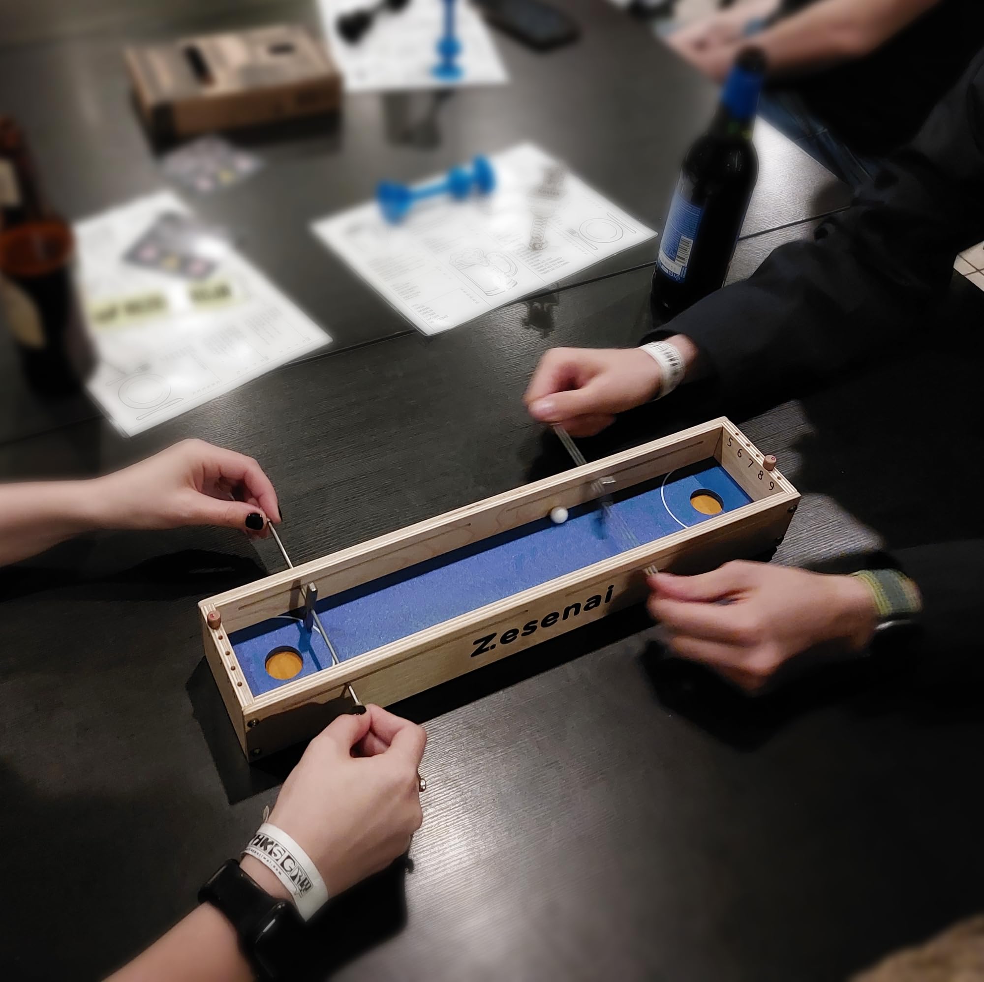 Micro Football - Schnelllebiges Mini-Fußball-Reflexspiel für 2 Spieler, Tabletop Skill Duell mit Fußball & Hockey Style Action für Familienspielabend und Wettkampfspiel