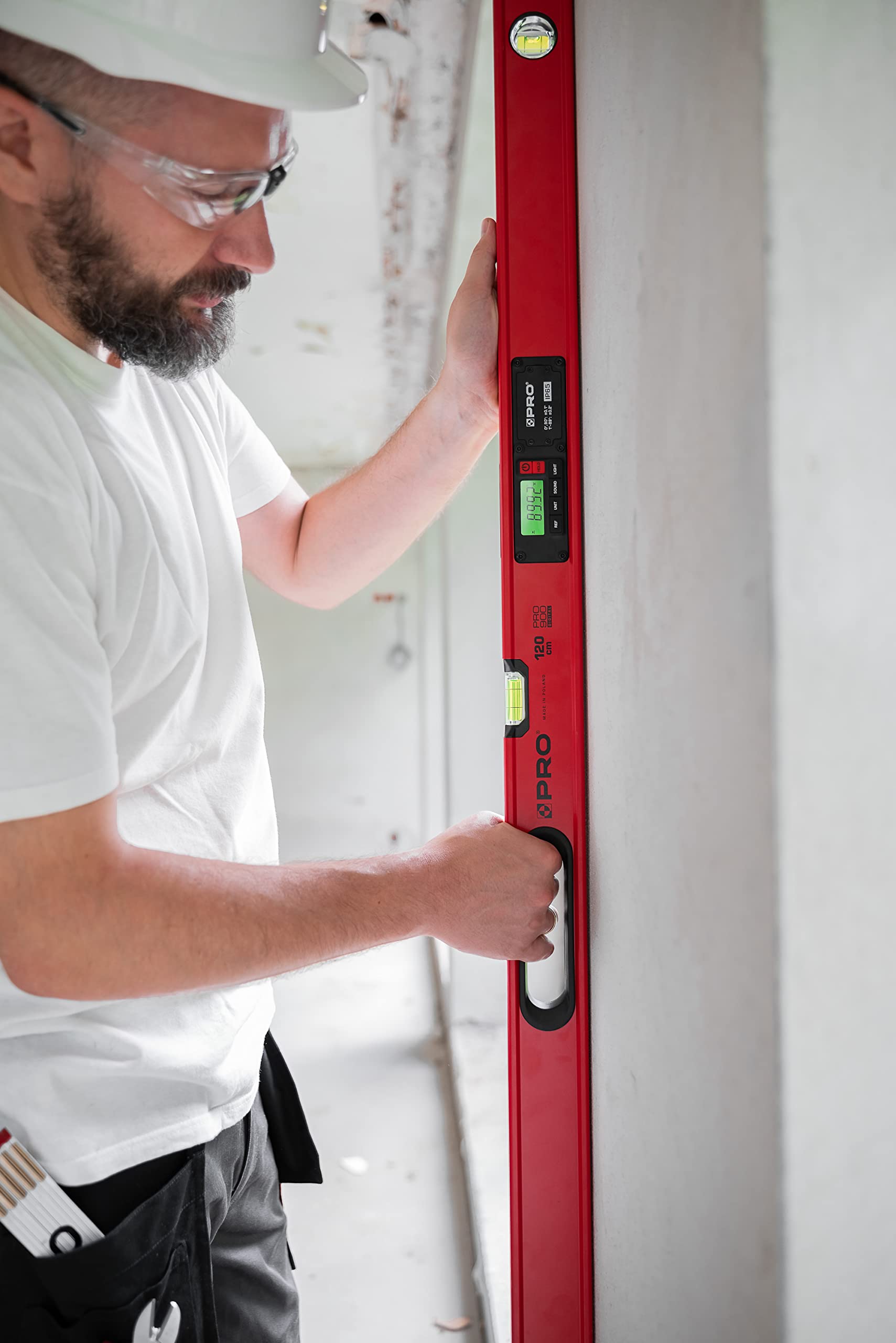 PRO900 Niveau Electronique 60cm avec 2 écrans LCD et pochette - Niveau à bulle numérique avec mémoire de mesure jusqu'à 19 résultats - Indice de protection IP65 - Couleur Rouge