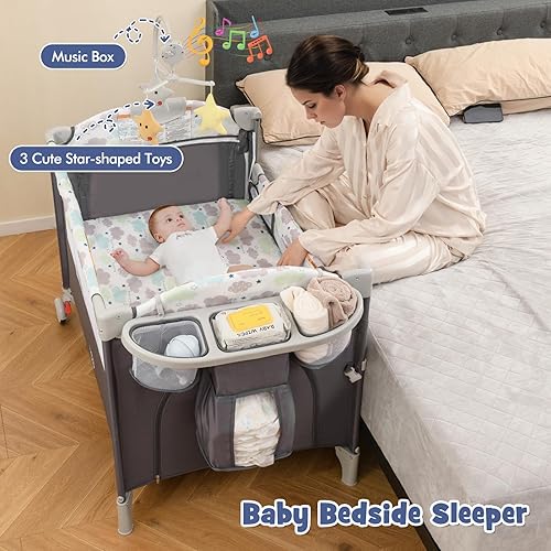 Miniatura 2 de HONEY JOY Empaca y juega con el moisés, cama 5 en 1 con cambiador de pañales y bolsa de almacenamiento, arco de juguete y caja de música, riel