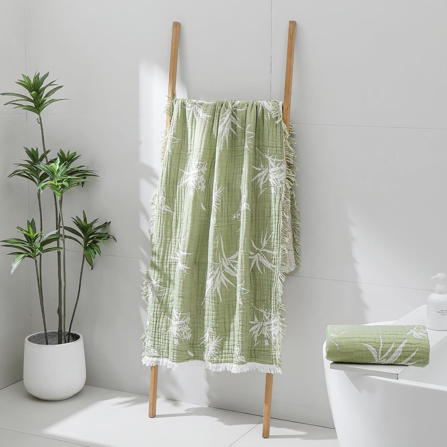 YTYC 35x65 Inches Cotton Bath Towels Extra Large Printing Decorative Tassels Super Soft Absorbent Quick Dry Thin lBathroom Towels Lint Free (Green-White, Pack of 2)