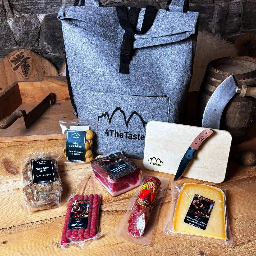 Wanderjause für zwoa – Südtiroler Spezialitäten Paket mit Wanderrucksack – Speck, Salamis, Kaminwurzen handwerklich hergestellt & traditionell veredelt – mit Schneidebrett und Speckmesser