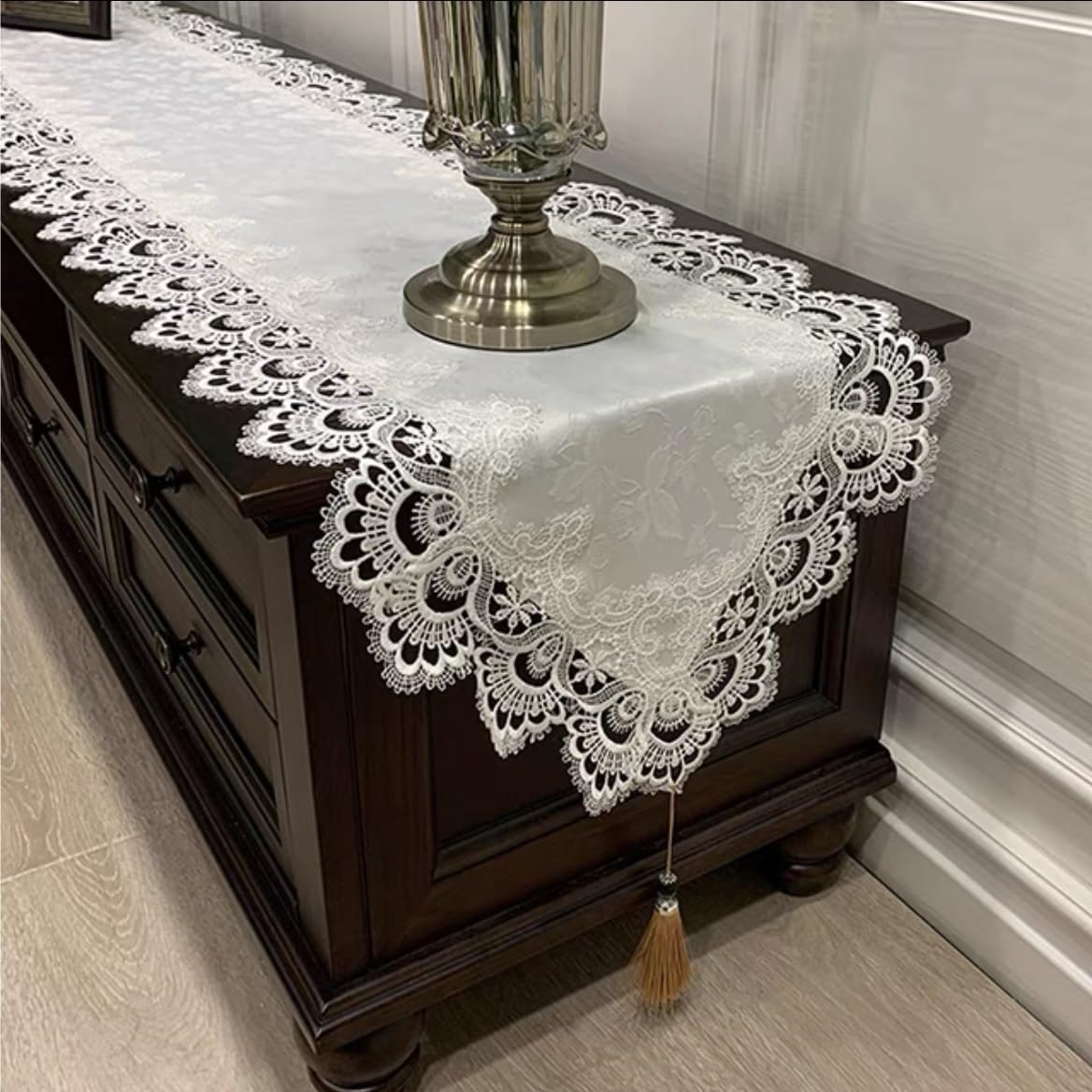 Chemin de table en dentelle à longue bande pour camoufler les imperfections d'une table basse