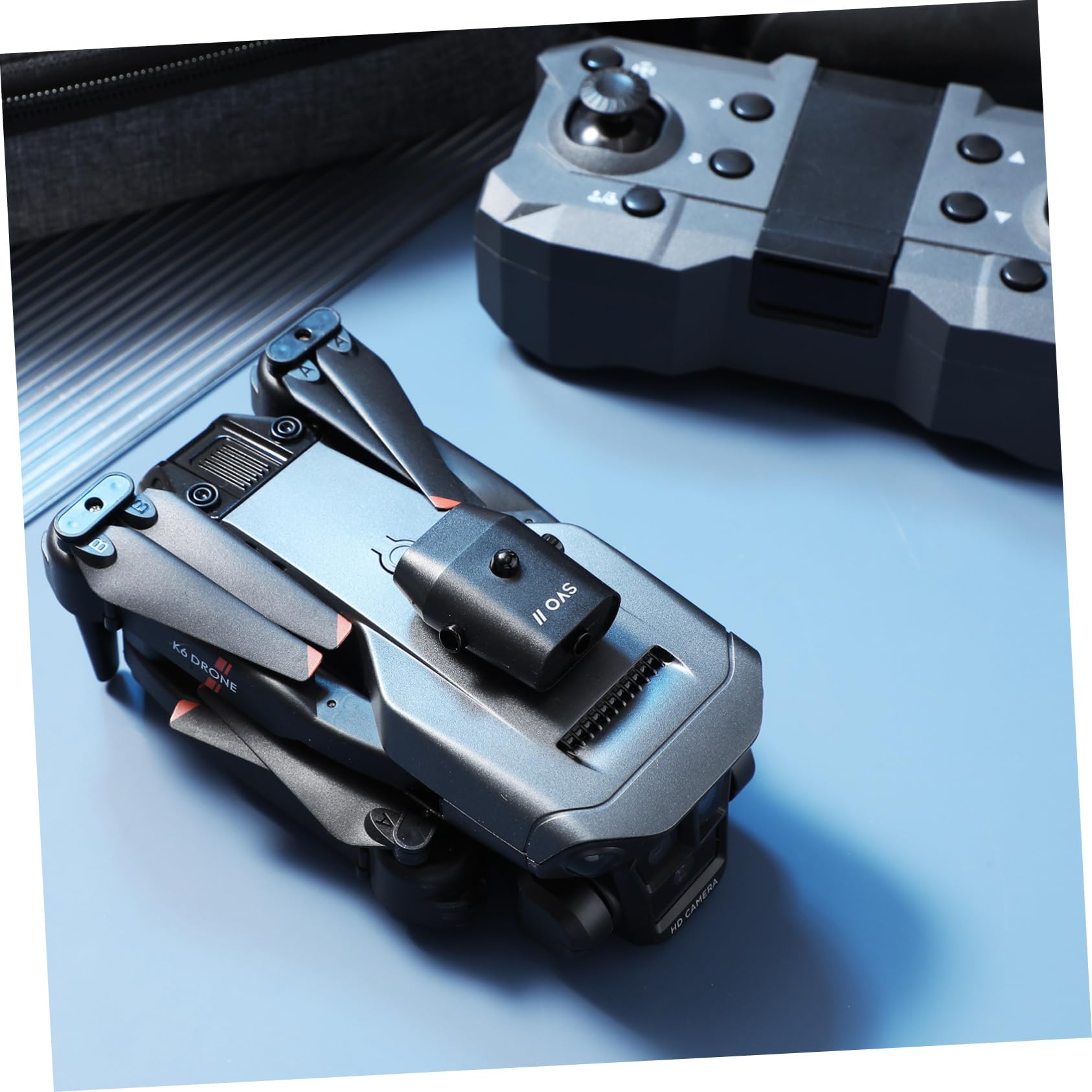 Drone Pieghevole Max con Tre Camere HD e Batteria 1800mah | Lente Elettrica Regolabile 150°, Funzione Anti-ostacoli, Scocca Abs Nera, Doppie Batterie Incluse