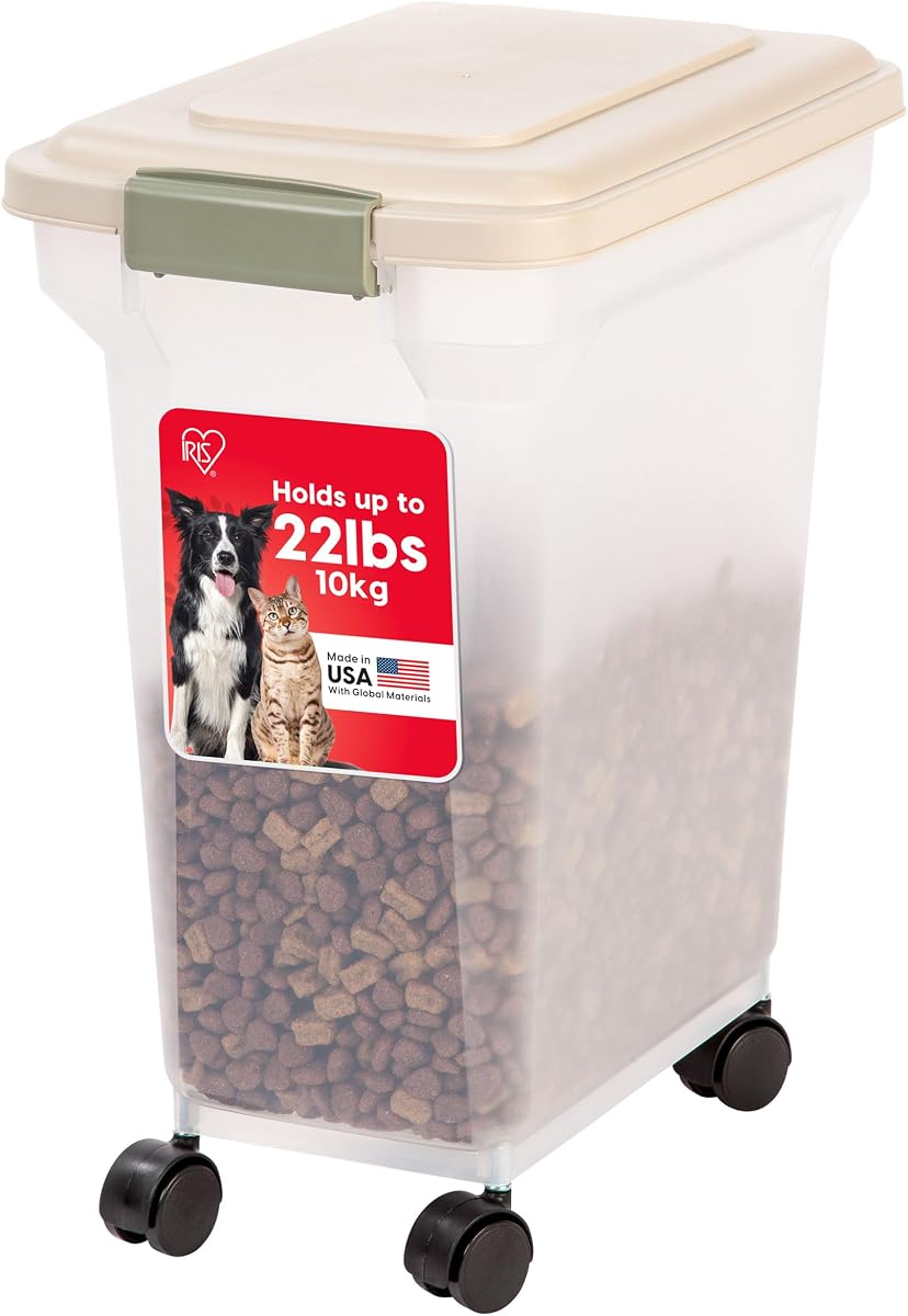 Contenedor de almacenamiento de comida para perros IRIS USA, hasta 22 libras, almendra, fabricado en EE. UU. | Ruedas para movilidad, sello hermético, sin BPA, lo mejor para comida para gatos, semillas para pájaros, alimento para pollos, juguetes para mascotas, golosinas, bolitas