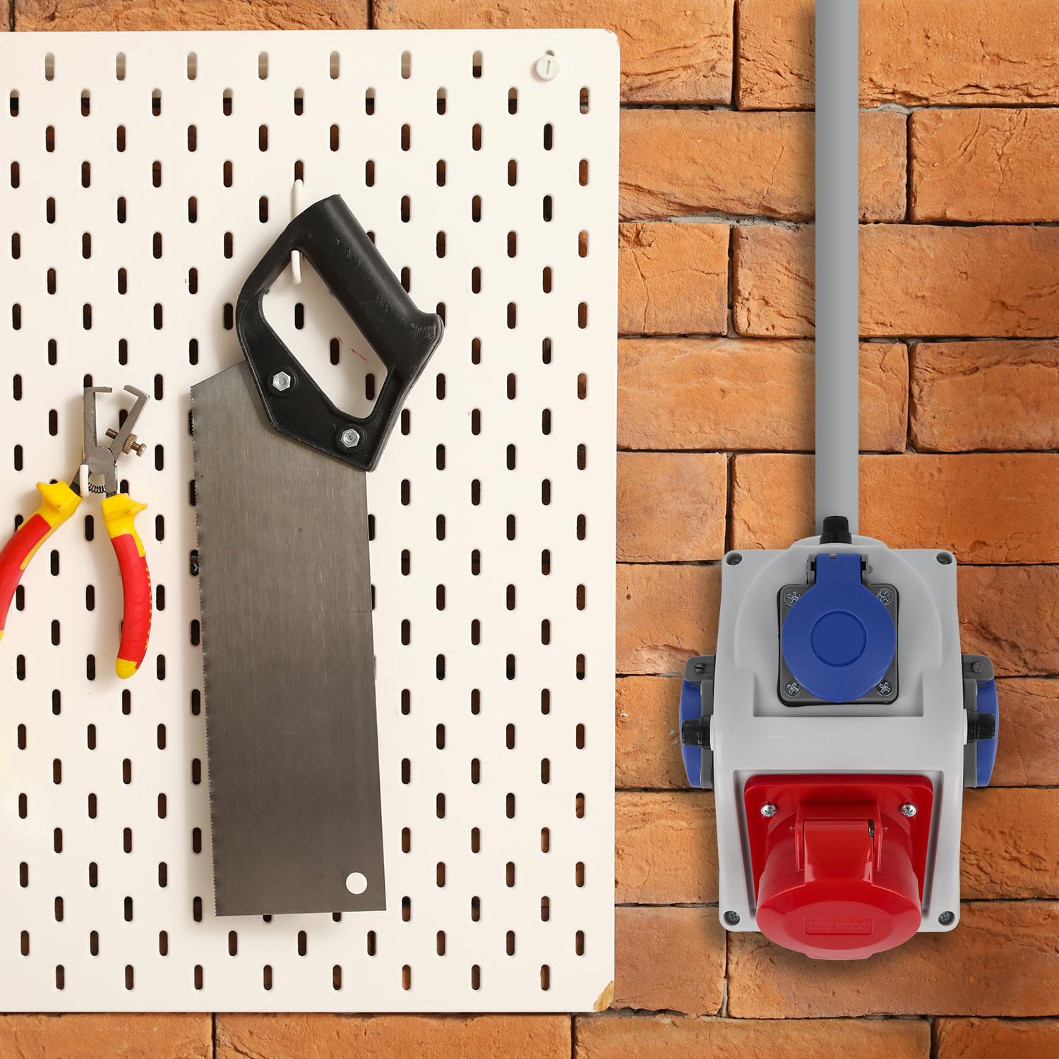 EBROM Gniazdo rozdzielcze CEE – 1 x CEE 32 A 5P 400 V + 3 x Schuko 16 A 230 V – ochrona przed wodą rozbryzgową IP44 – wstępnie okablowana i gotowa do podłączenia – wytrzymała obudowa – wysoka jakość