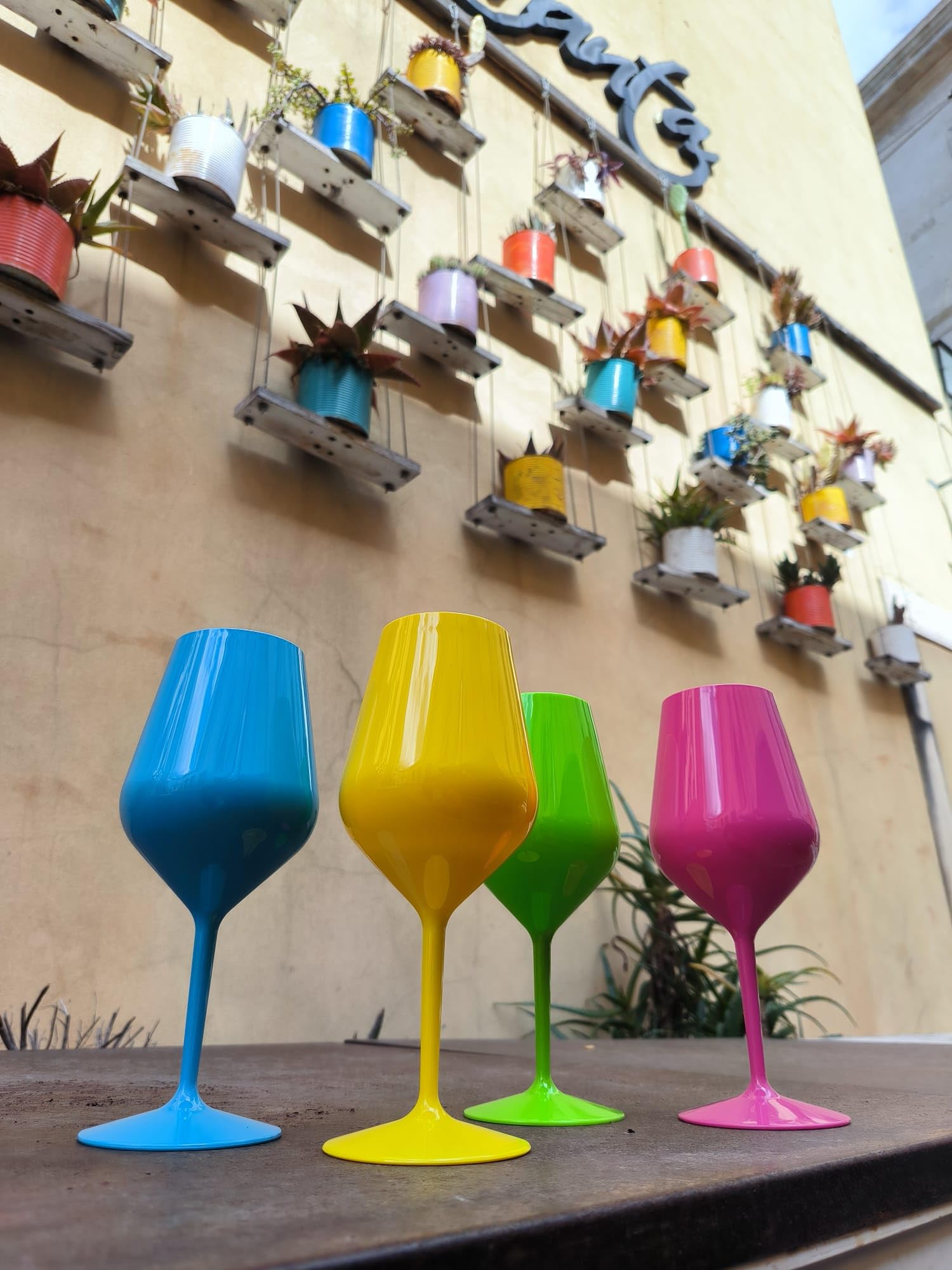 R.G. Service Set 8 o 10 Calici infrangibili colorati - Bicchieri per cocktail e Vino da Barca, Giardino, Piscina, Terrazzo - Calici colorati - Set bicchieri in Plastica perfetta idea regalo per amici.