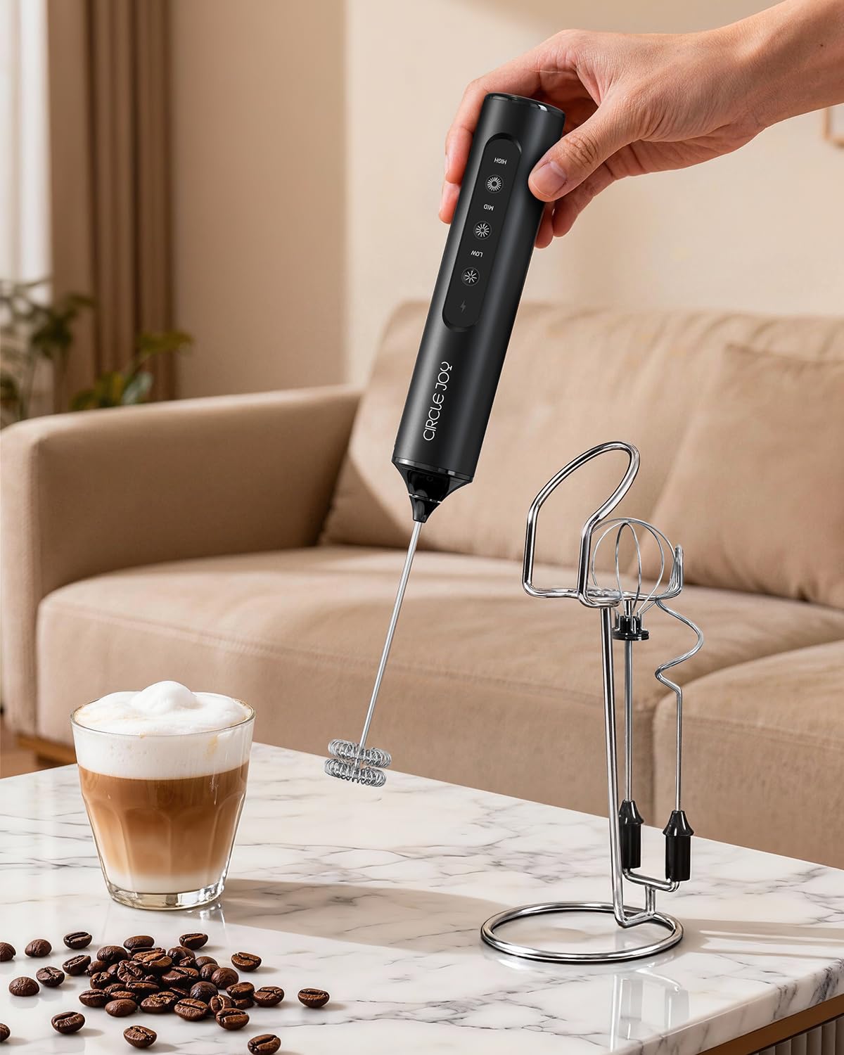 CIRCLE JOY Montalatte a Mano Ricaricabile con Supporto, 3 Velocità Variabili, 3 Fruste e Contenitore, Frullatore Elettrico per Cappuccino, Cioccolata Calda, Uova e Proteine ​​in Polvere, Bianco