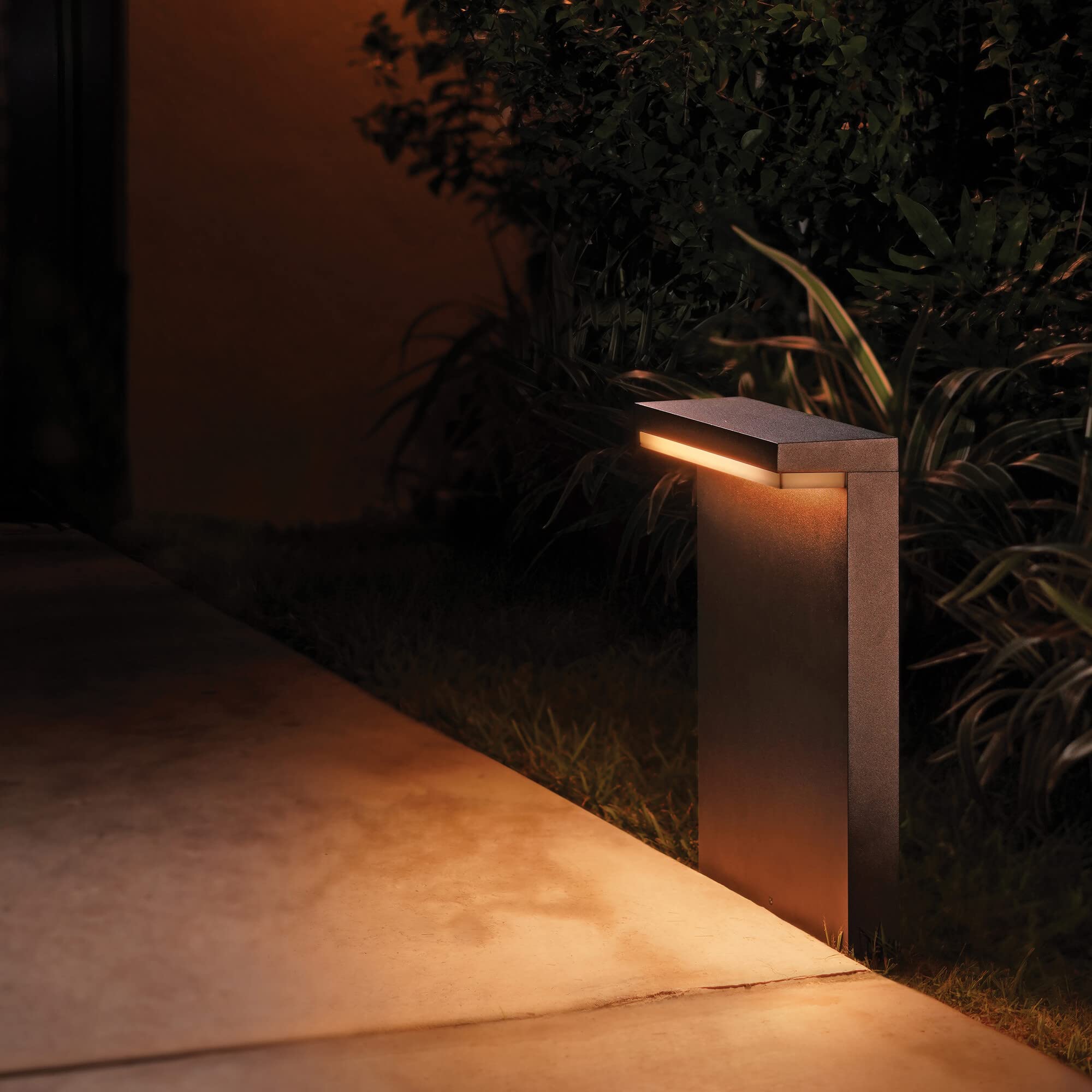 Philips Hue White&Color Ambiance Nyro, Lampada da Terra LED Smart da esterno, 16 Milioni di Colori, Nero