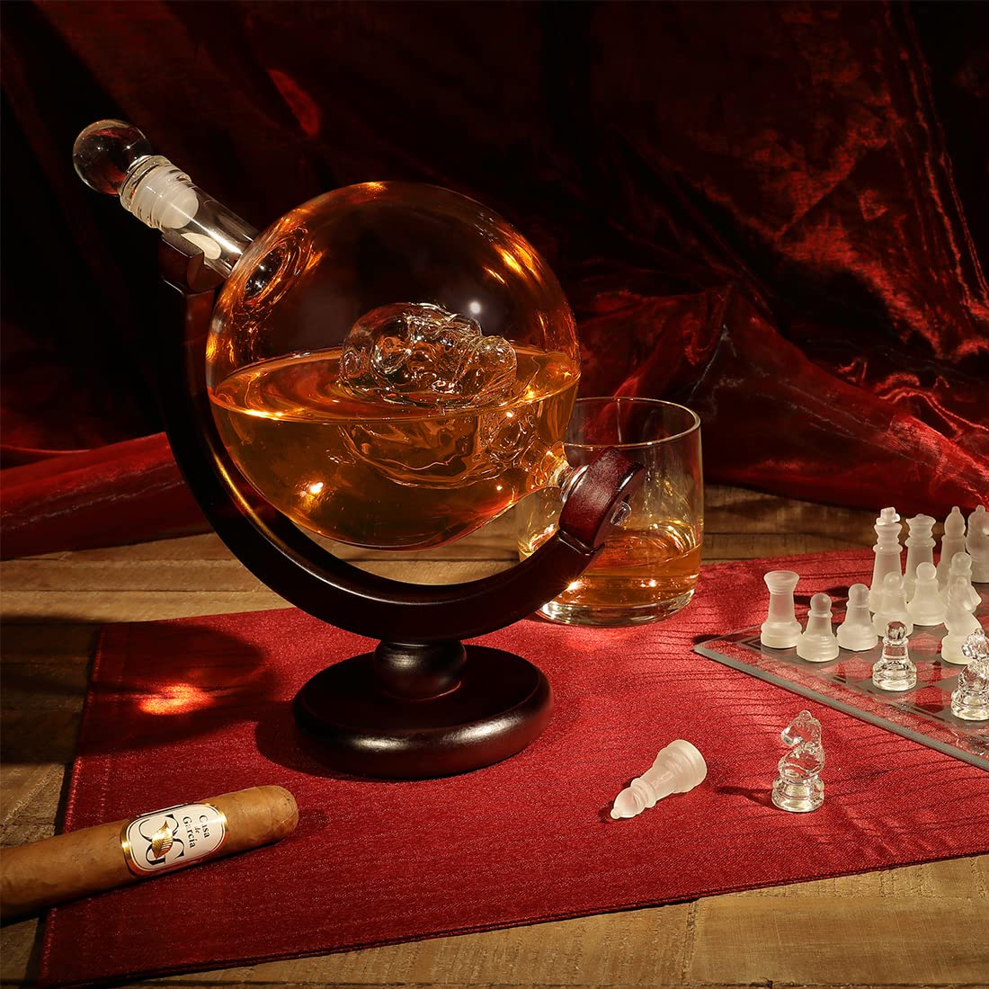 Globus Skull Carafe avec gravure 850 ml Motif blason Verre à whisky personnalisé 320 ml Fabriqué en Allemagne Avec support en bois Idée cadeau pour Noël Décoration de bar, boisson