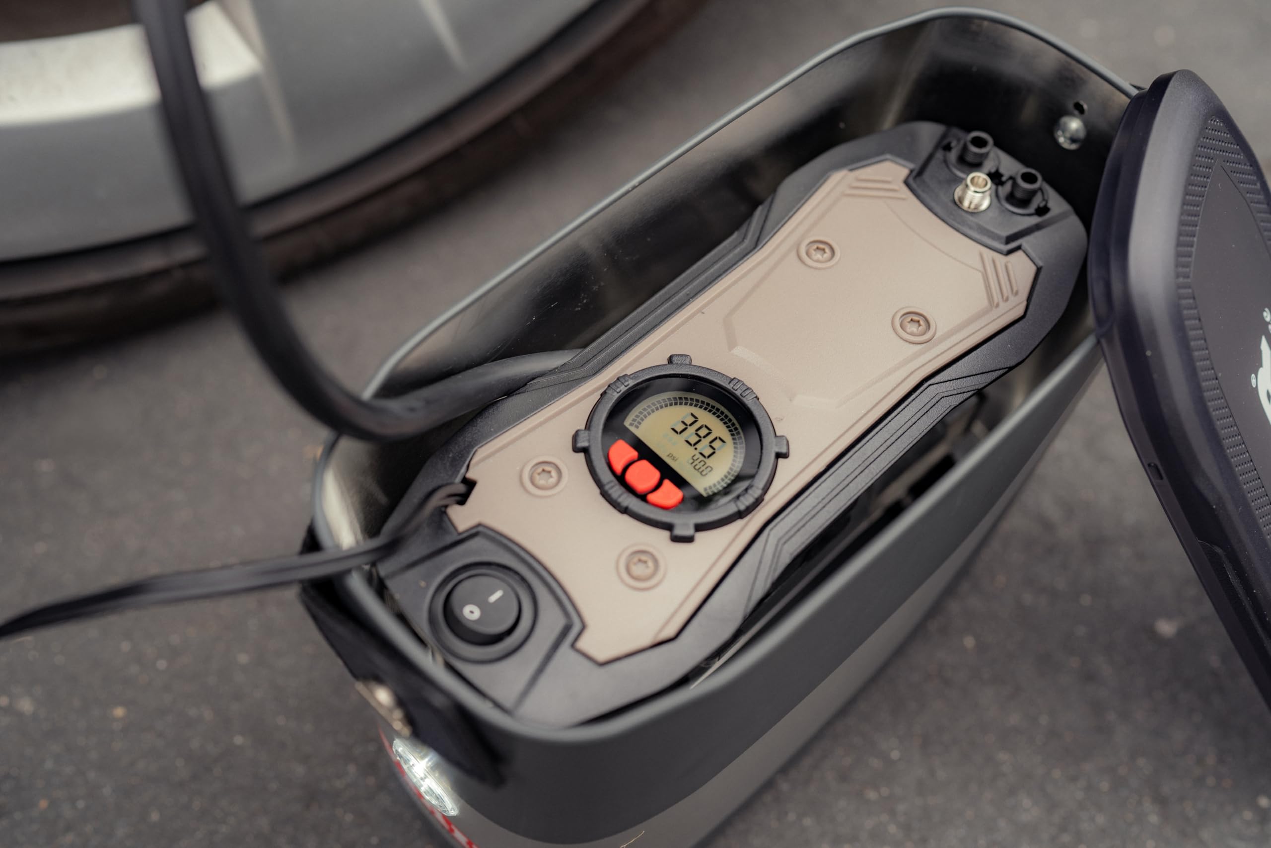 VIAIR Digital EVC75P - Inflador de neumáticos portátil para automóvil, SUV y camión | Función de apagado automático preestablecido | Bomba de neumáticos de carretera de 12 V, compresor de aire de 100