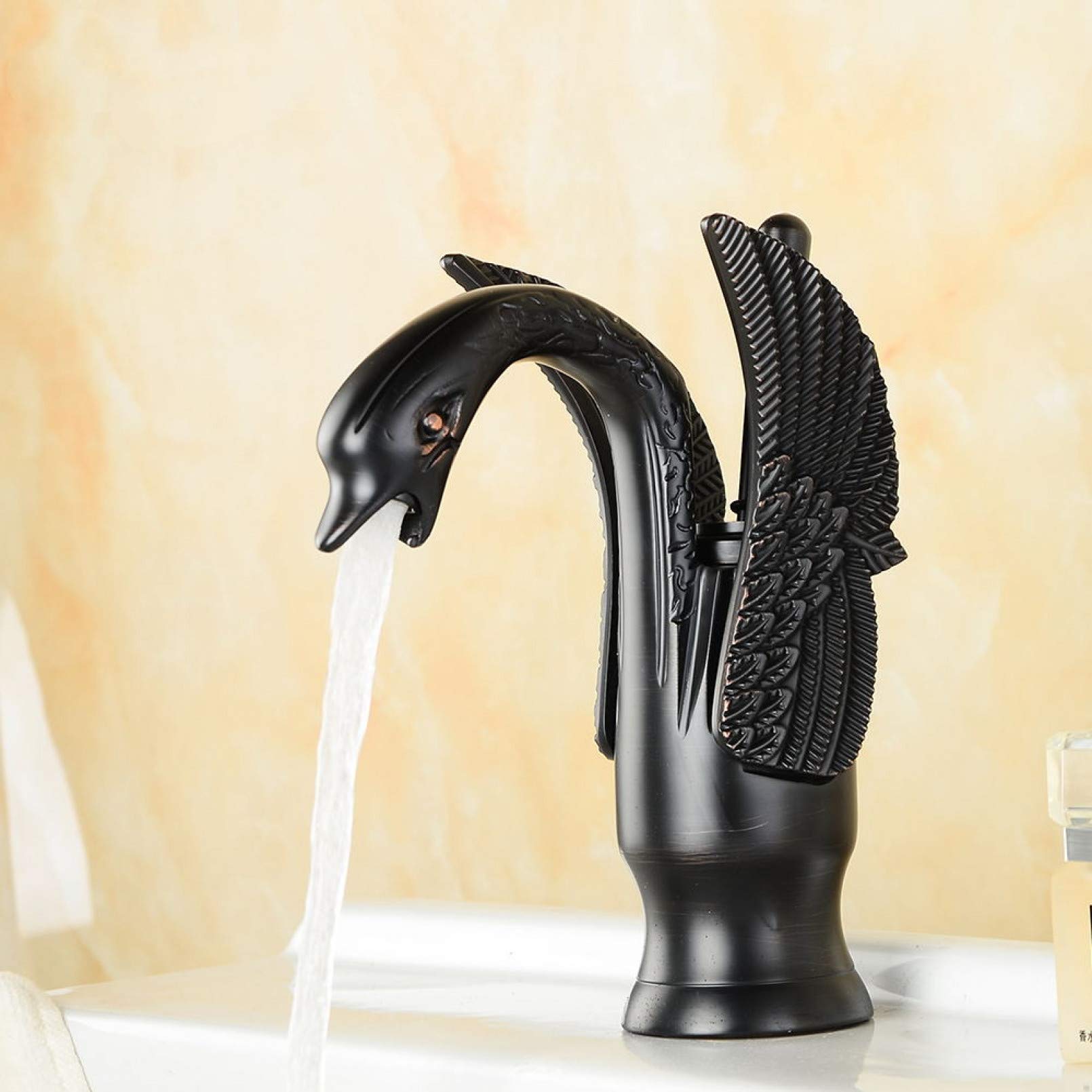 Robinet cygne pour meuble-lavabo noir idéal pour rénover la salle de bain