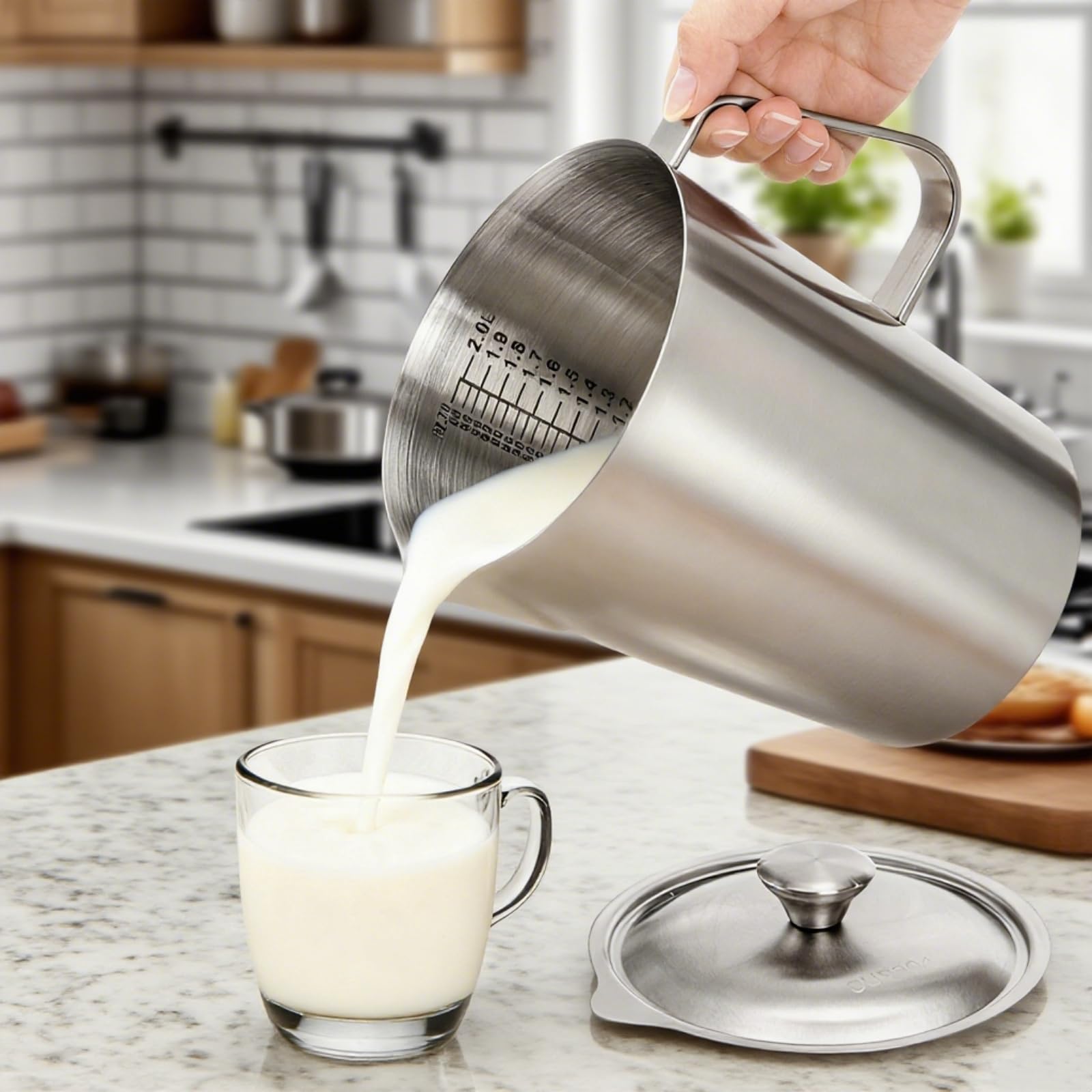 Noamus Brocca in acciaio inossidabile con coperchio, 8 oz/2,3 l, misurino in metallo 304 con marcatura e manico, bicchieri graduati a bocca grande, brocca per schiumare il latte, brocca per acqua per