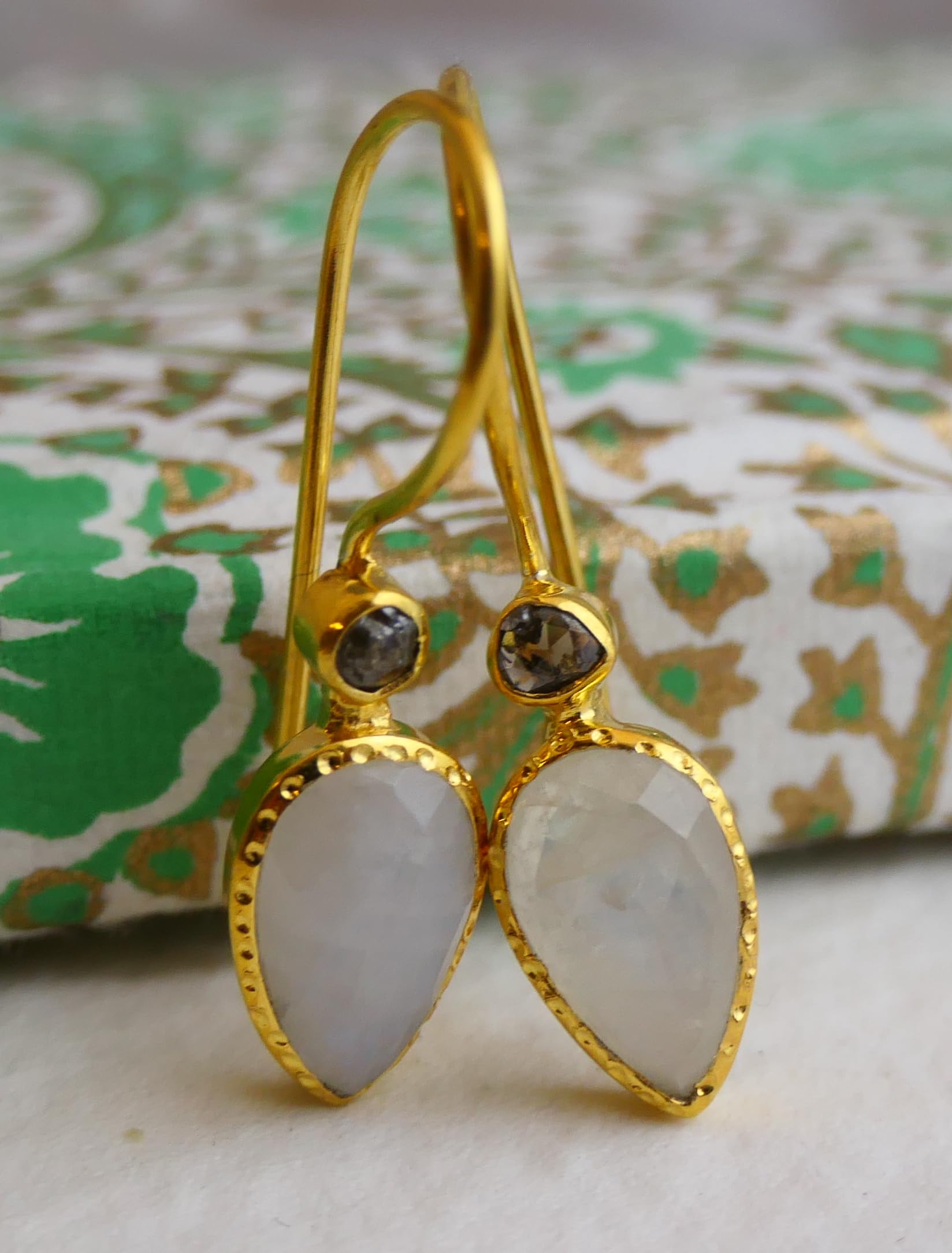 Pendientes de plata de ley con piedra de luna y diamantes chapados en oro