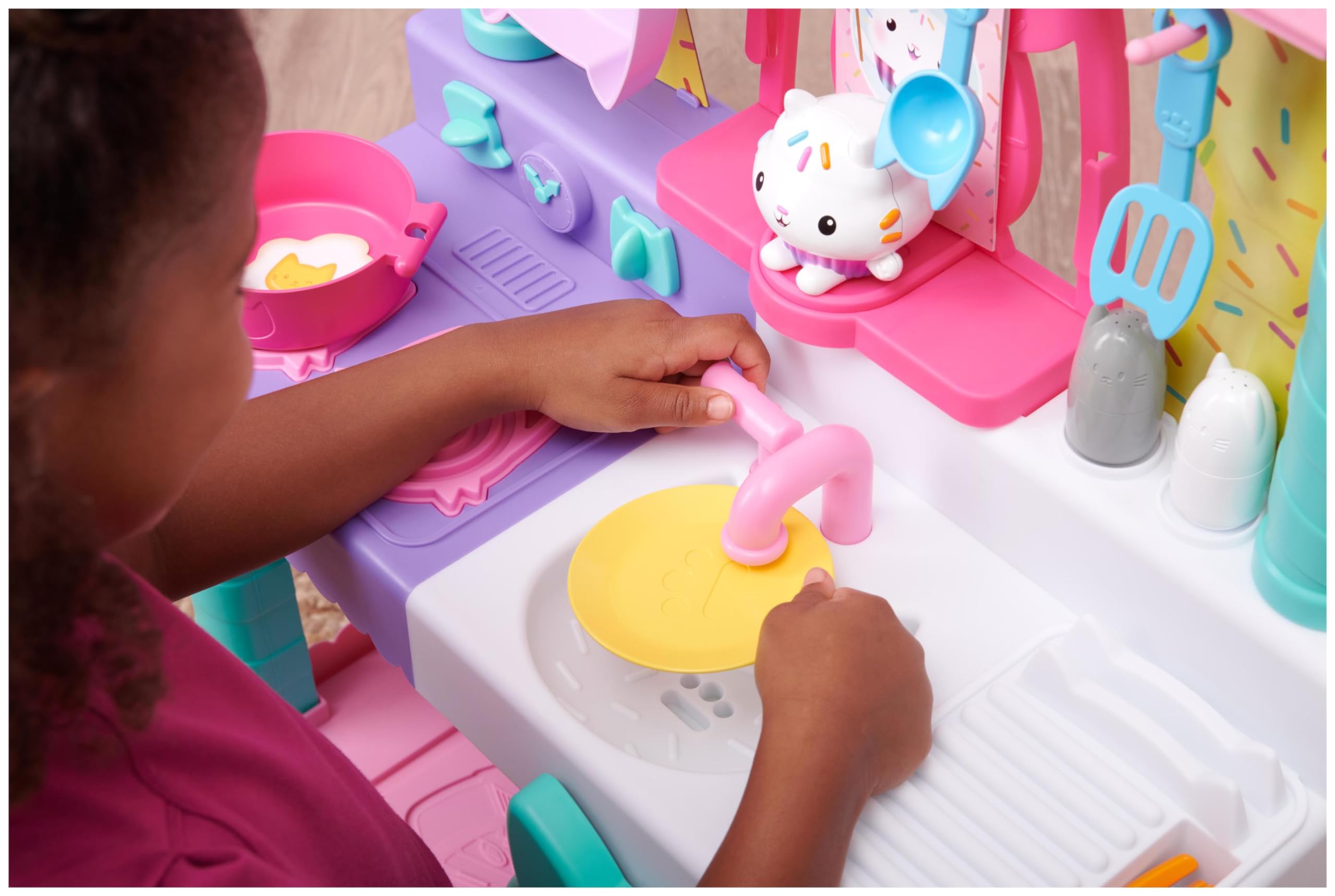 Gabby et la Maison Magique - Gabby Dollhouse - Cuisine De P’tit Chou - 1 Cuisine Géante + 20 Accessoires Gabby Chat - Tirée Du Dessin Animé Gabby Et La Maison Magique - Jouet Enfant 3 Ans et +