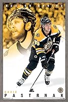 Vista 11 de Trends International NHL Boston Bruins - Póster de pared de David Pastrnák 19, 14.725 x 22.375 pulgadas, versión enmarcada en negro