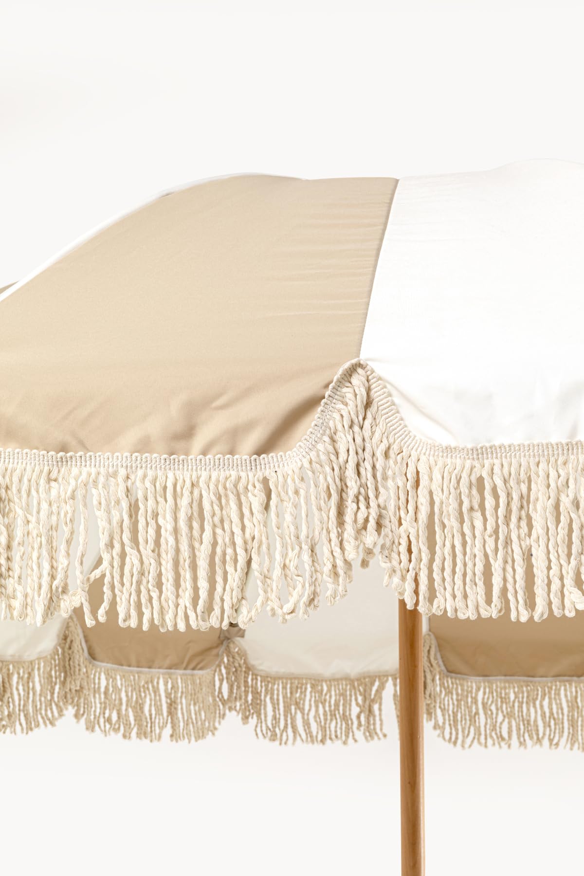 Kare Sonnenschirm Retro Stripes, Beige/Weiß, Gestreift, D220cm, Klappbarer Strandschirm mit Fransen, Rund, inklusive Tragetasche für Balkon, Terasse, Garten
