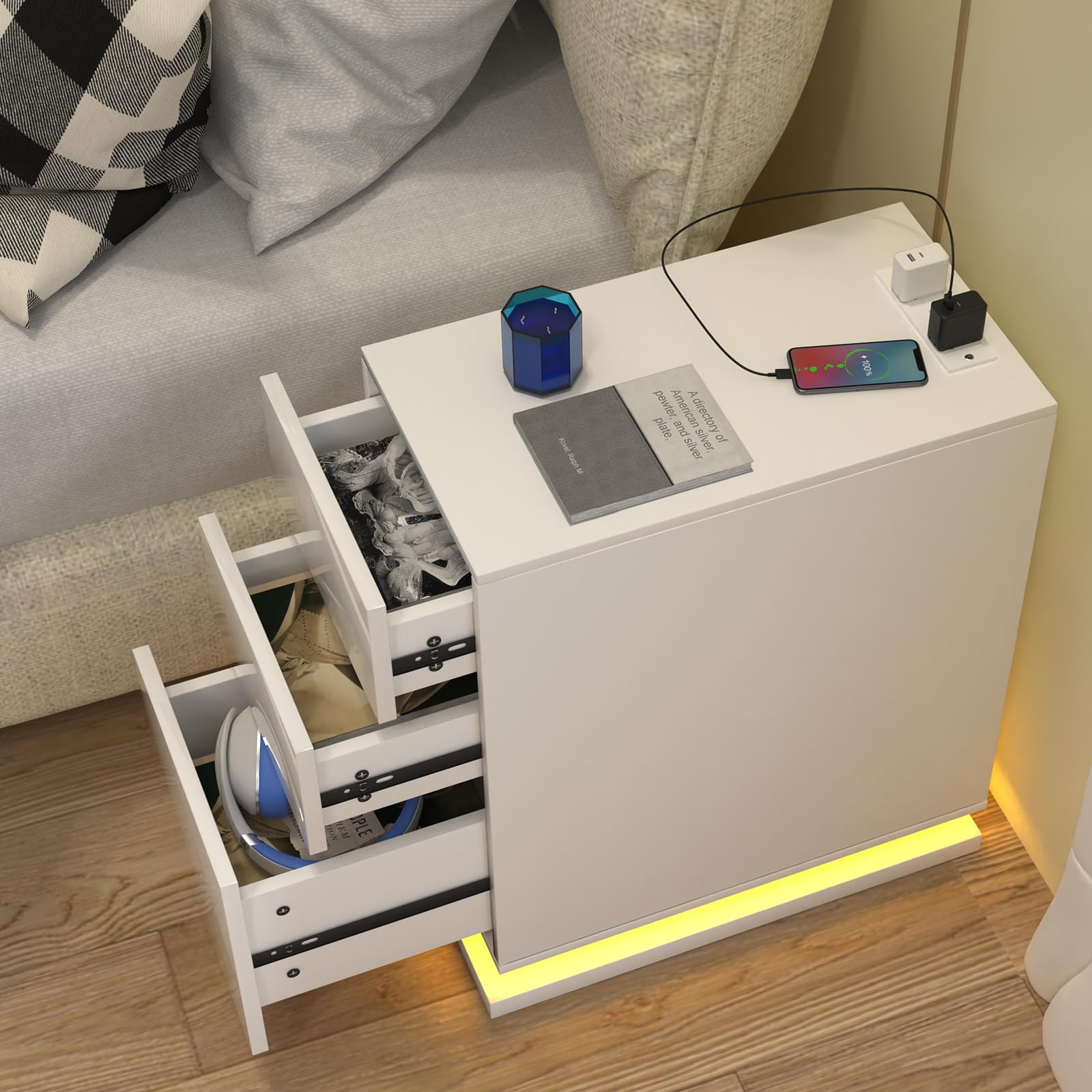 Comodino Moderno con Luci LED, Comodino Stretto con Stazione di Ricarica, Tavolino con 3 Cassetti, Libreria sul Retro, Cassetto Stretto Tavolino Divano